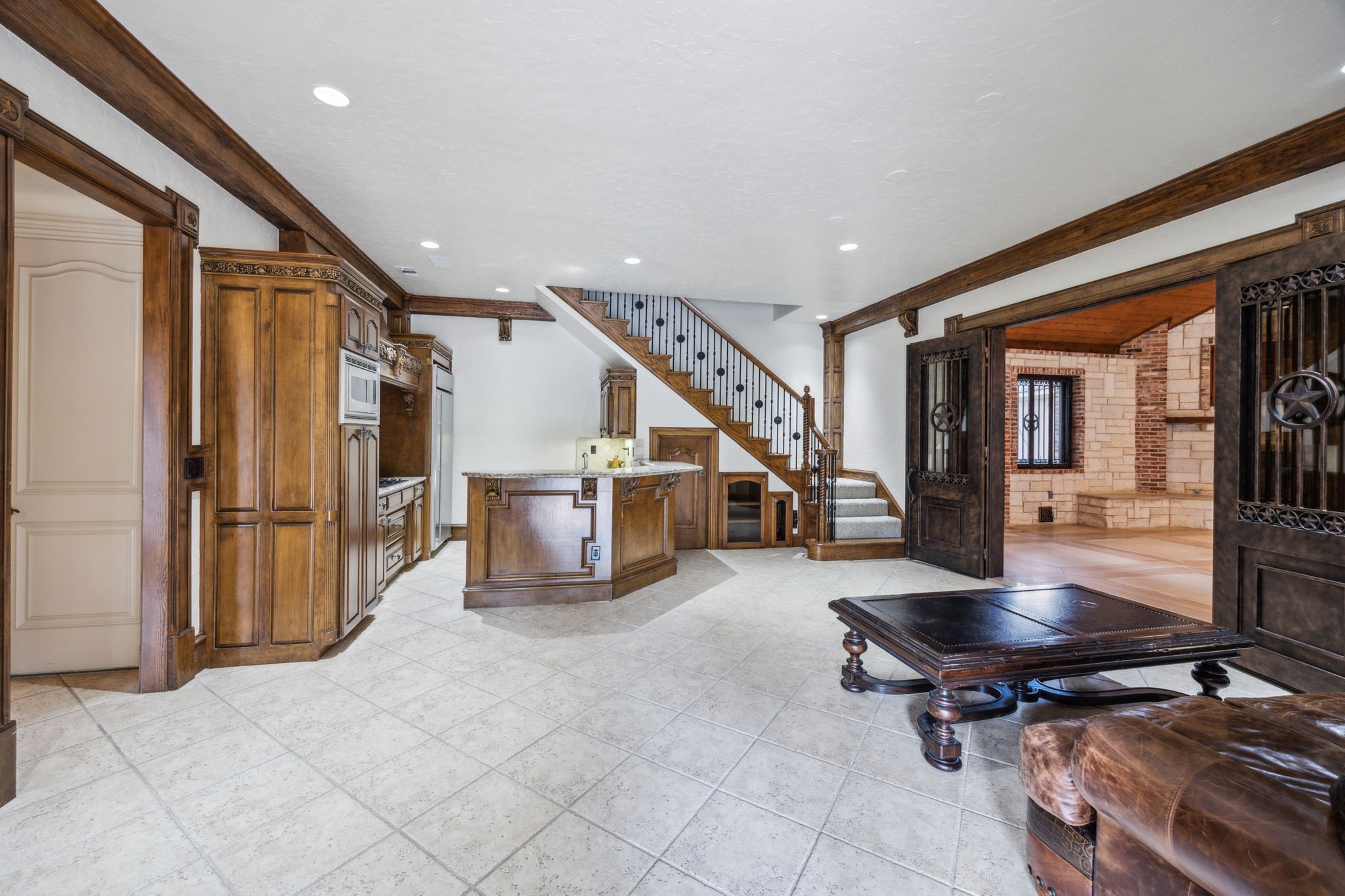 585 N Peytonville Avenue