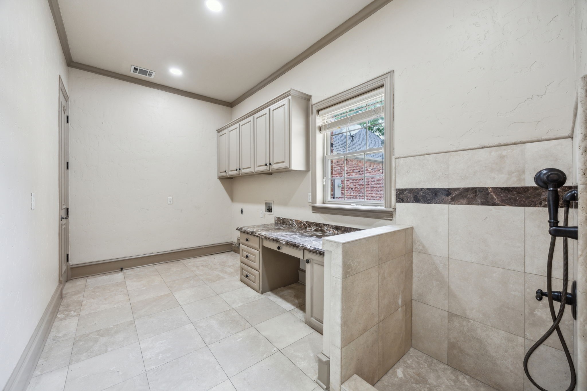 585 N Peytonville Avenue