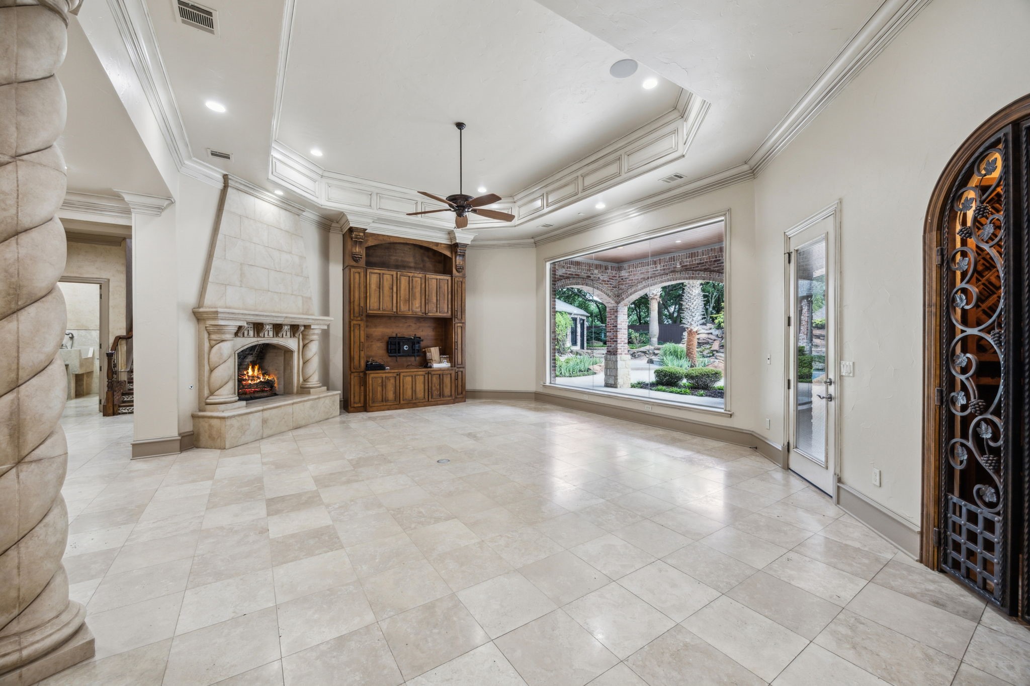 585 N Peytonville Avenue