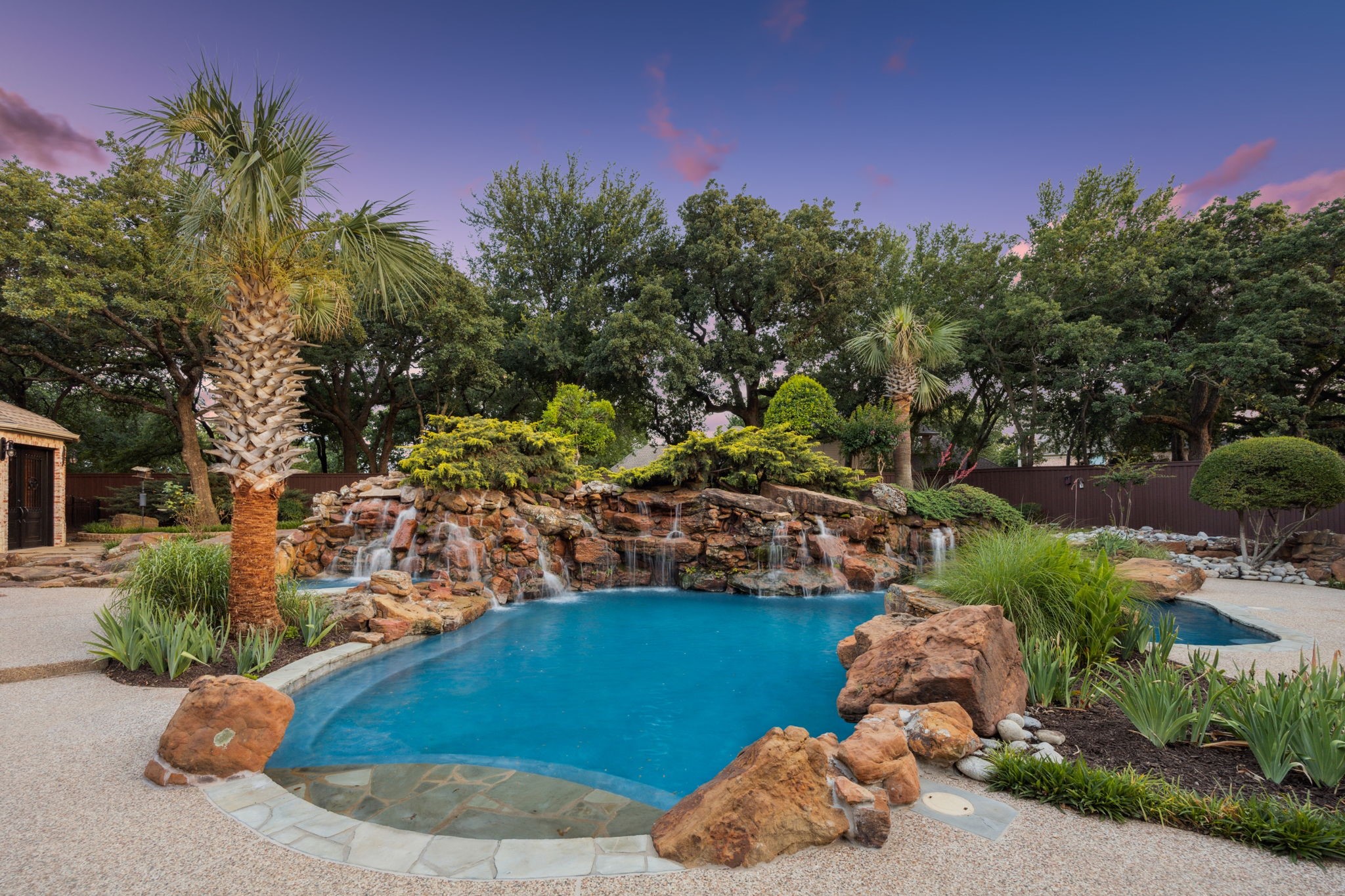 585 N Peytonville Avenue