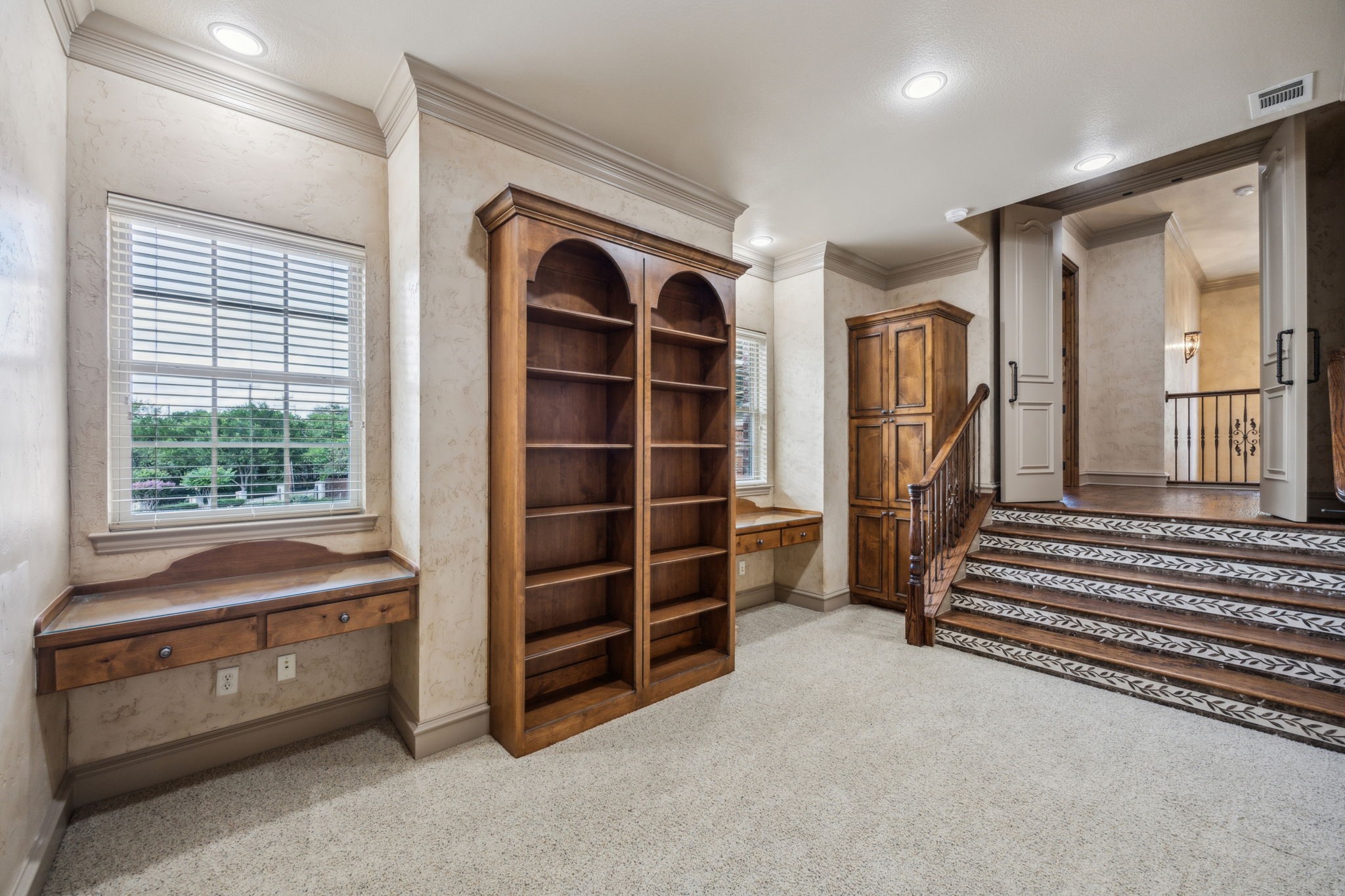 585 N Peytonville Avenue