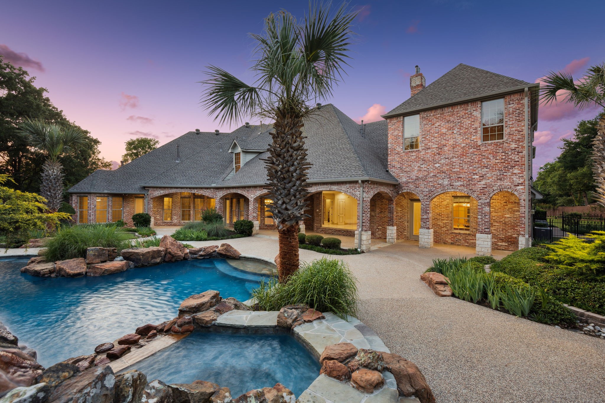 585 N Peytonville Avenue