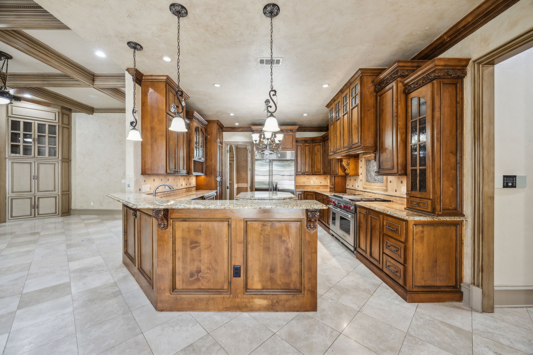 585 N Peytonville Avenue