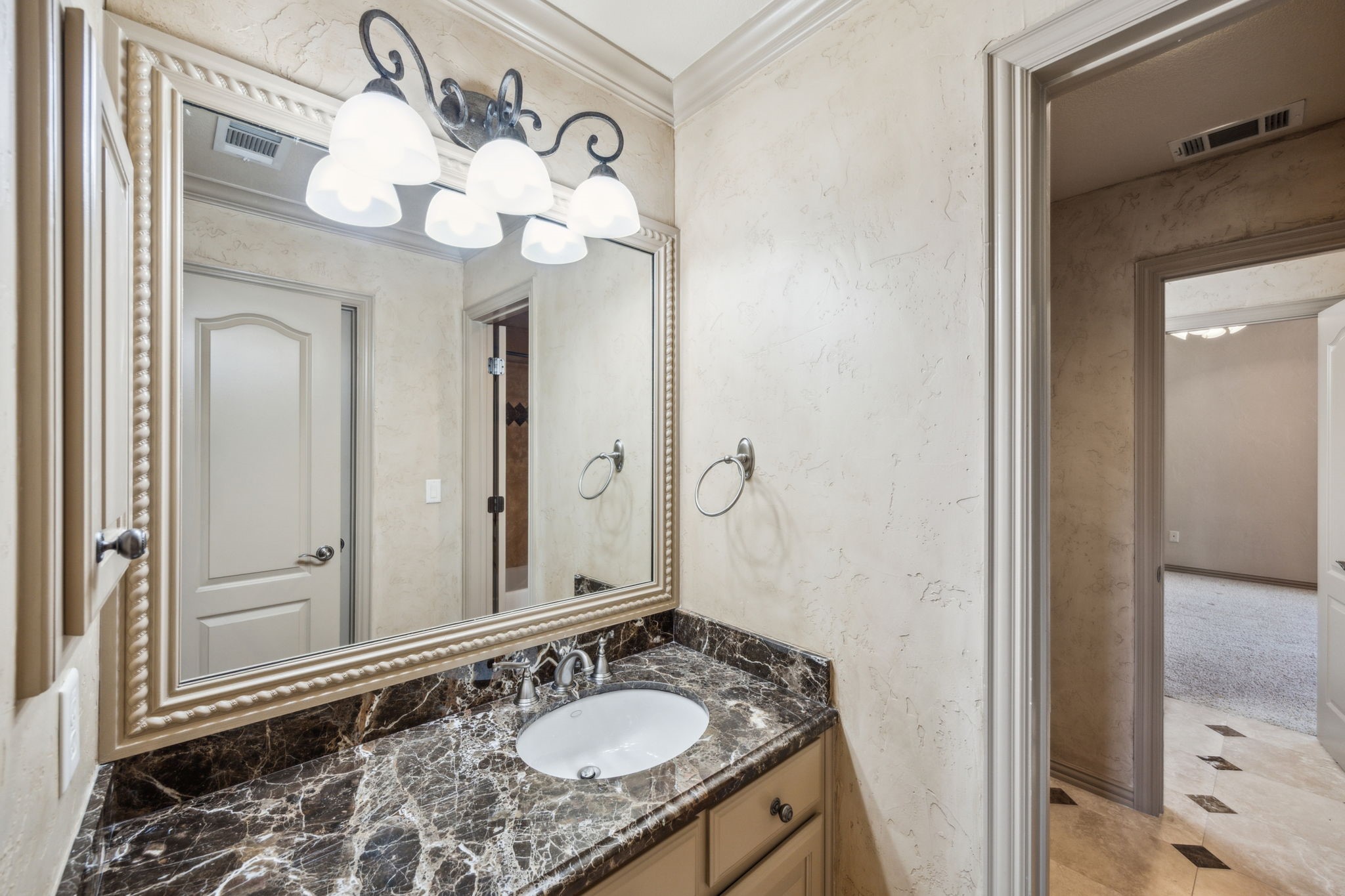 585 N Peytonville Avenue