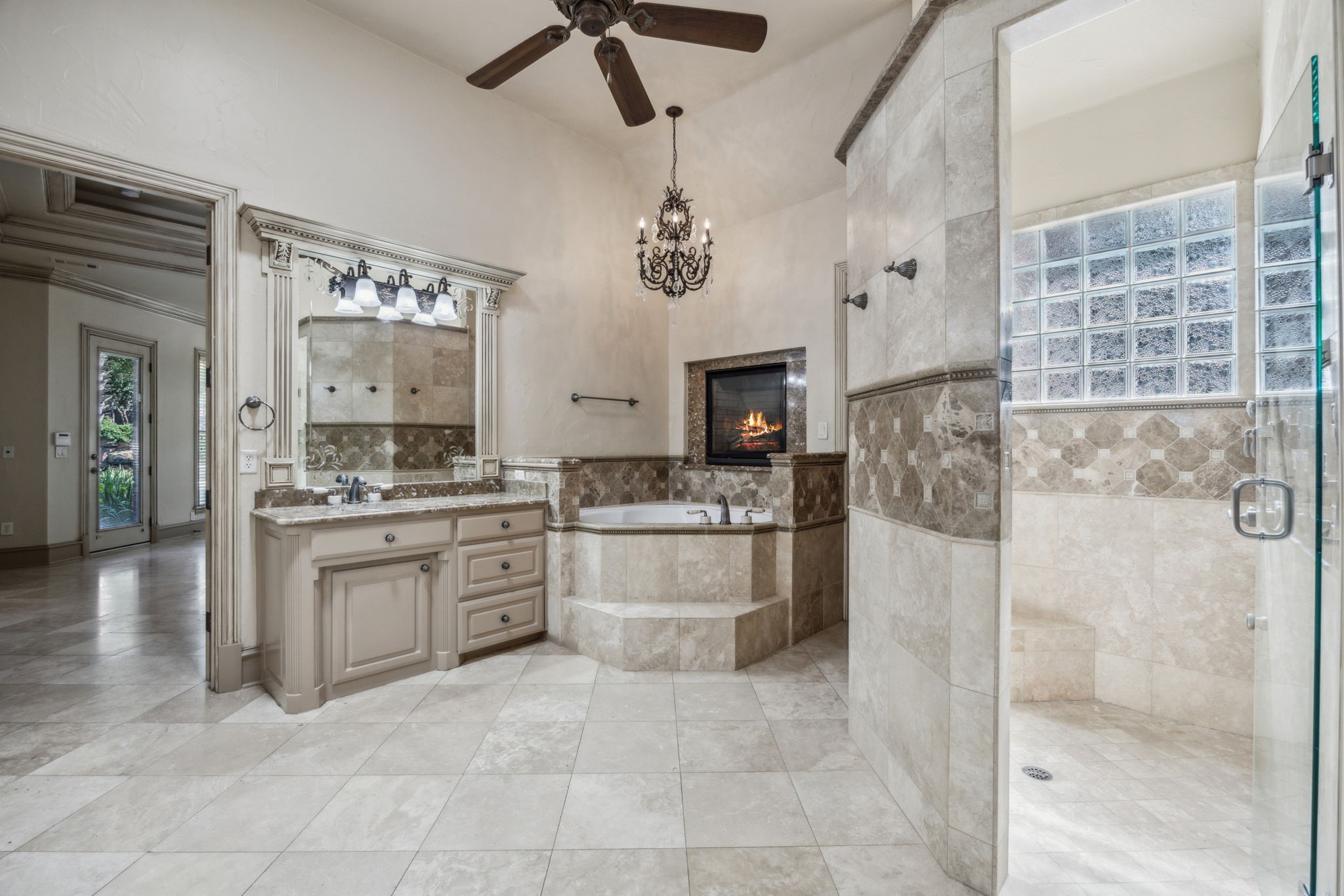 585 N Peytonville Avenue