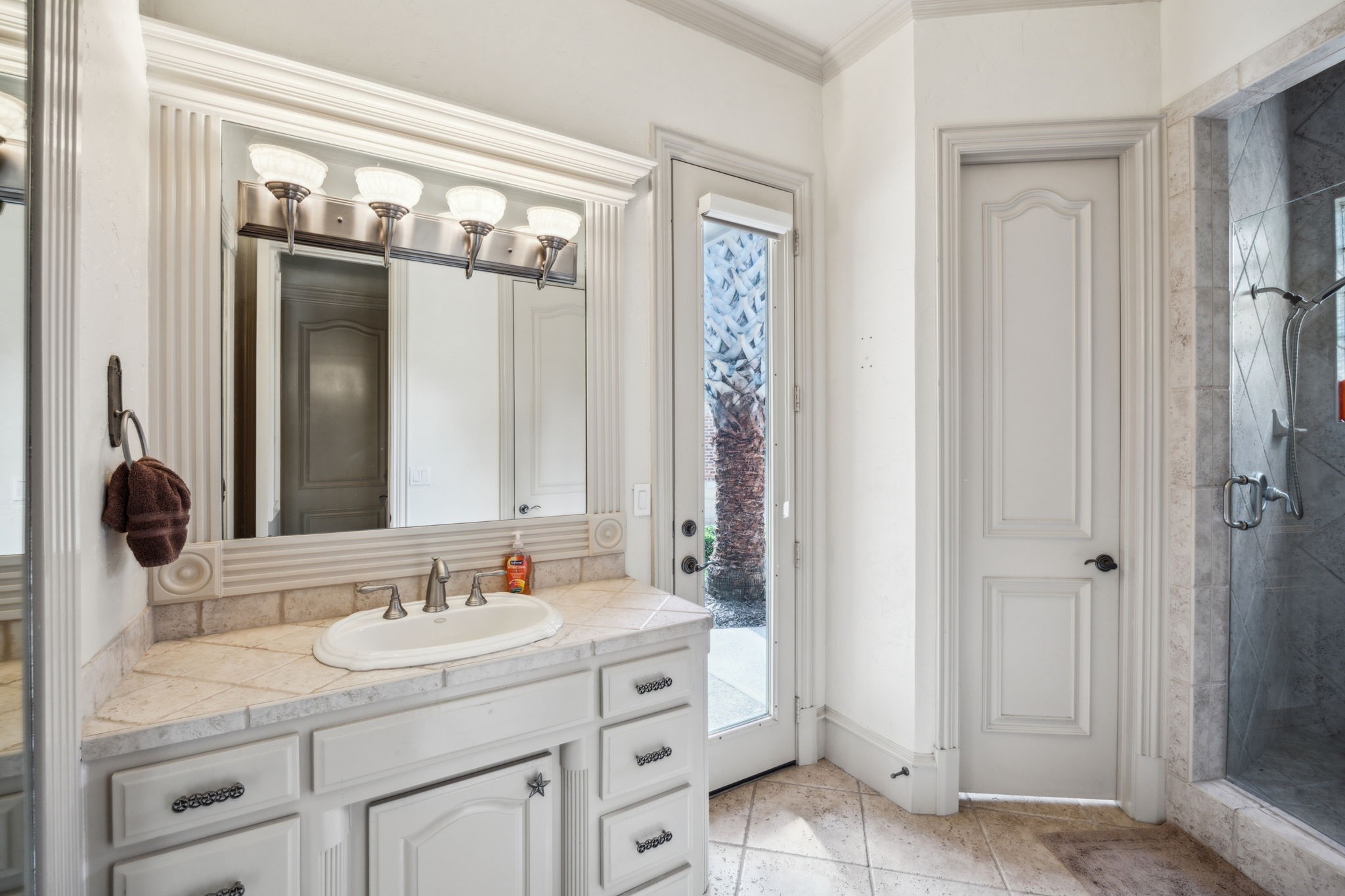 585 N Peytonville Avenue