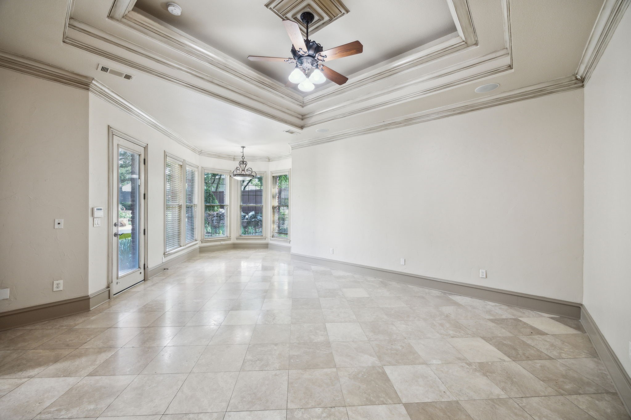 585 N Peytonville Avenue