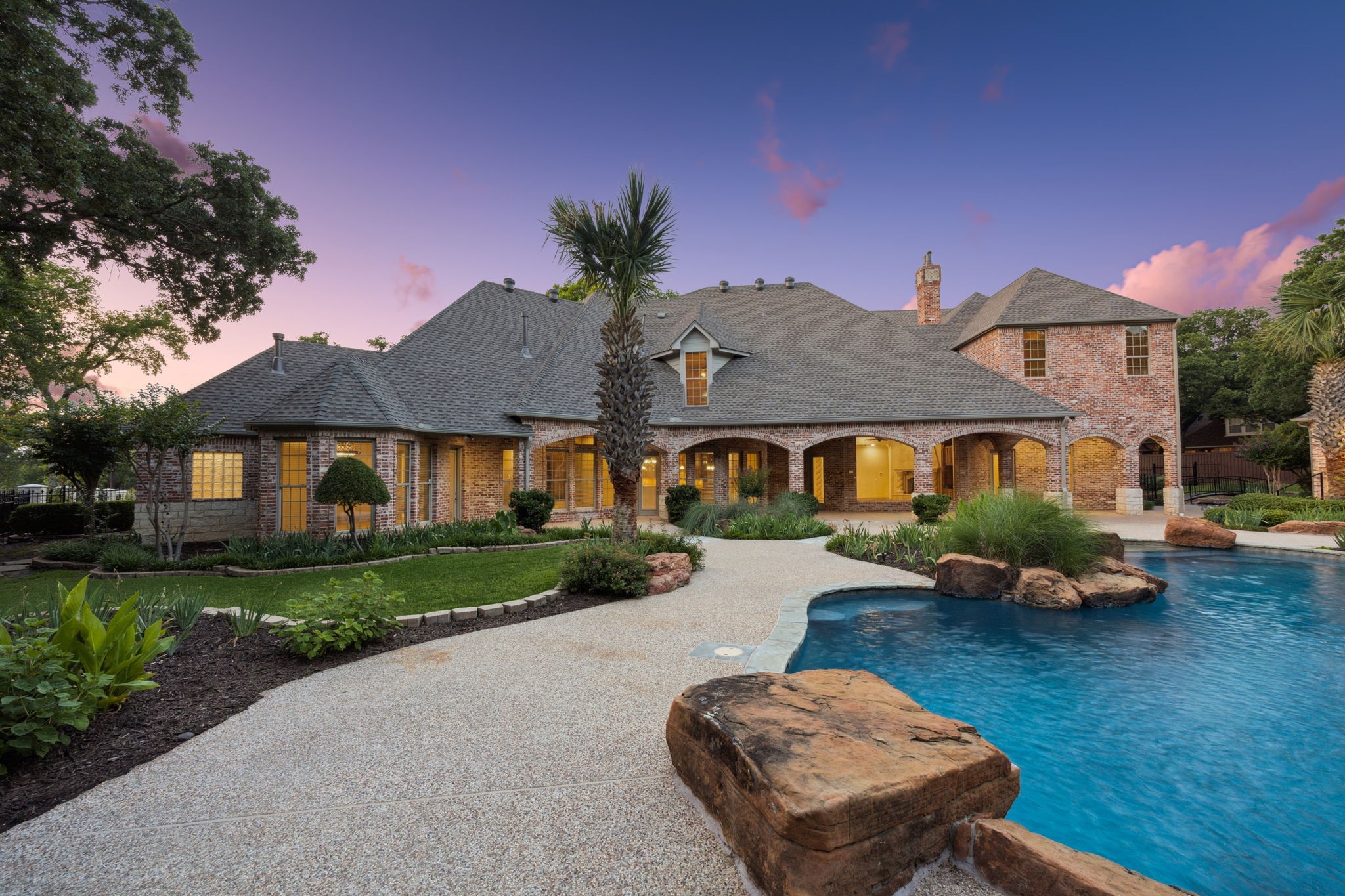 585 N Peytonville Avenue