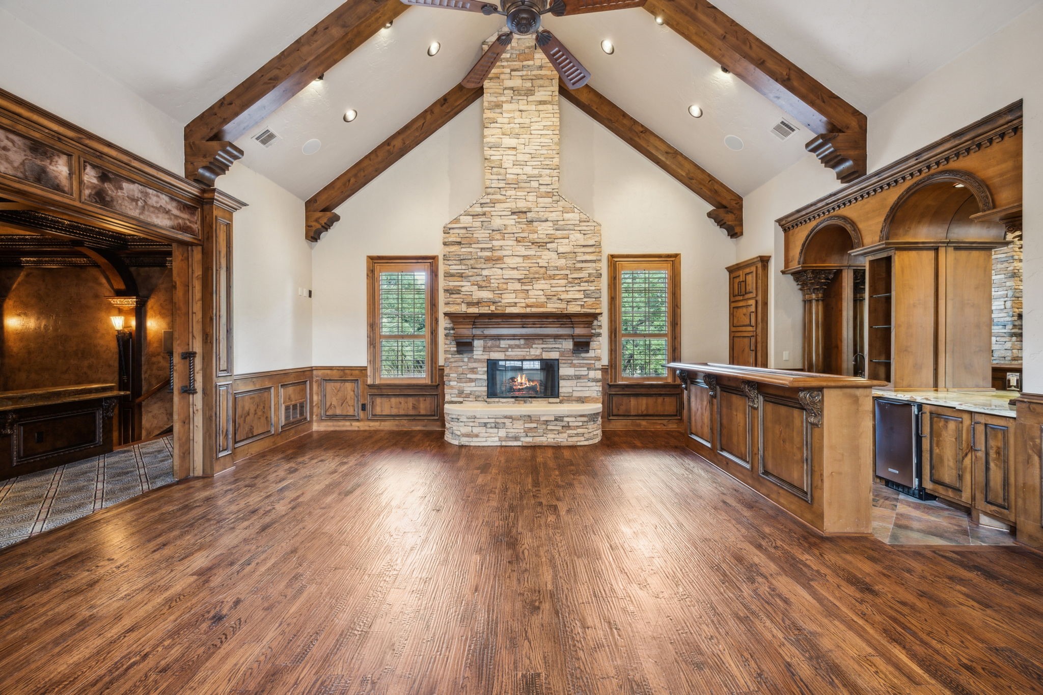 585 N Peytonville Avenue