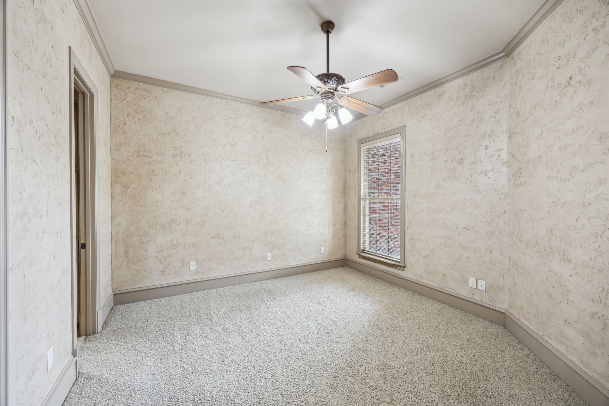 585 N Peytonville Avenue