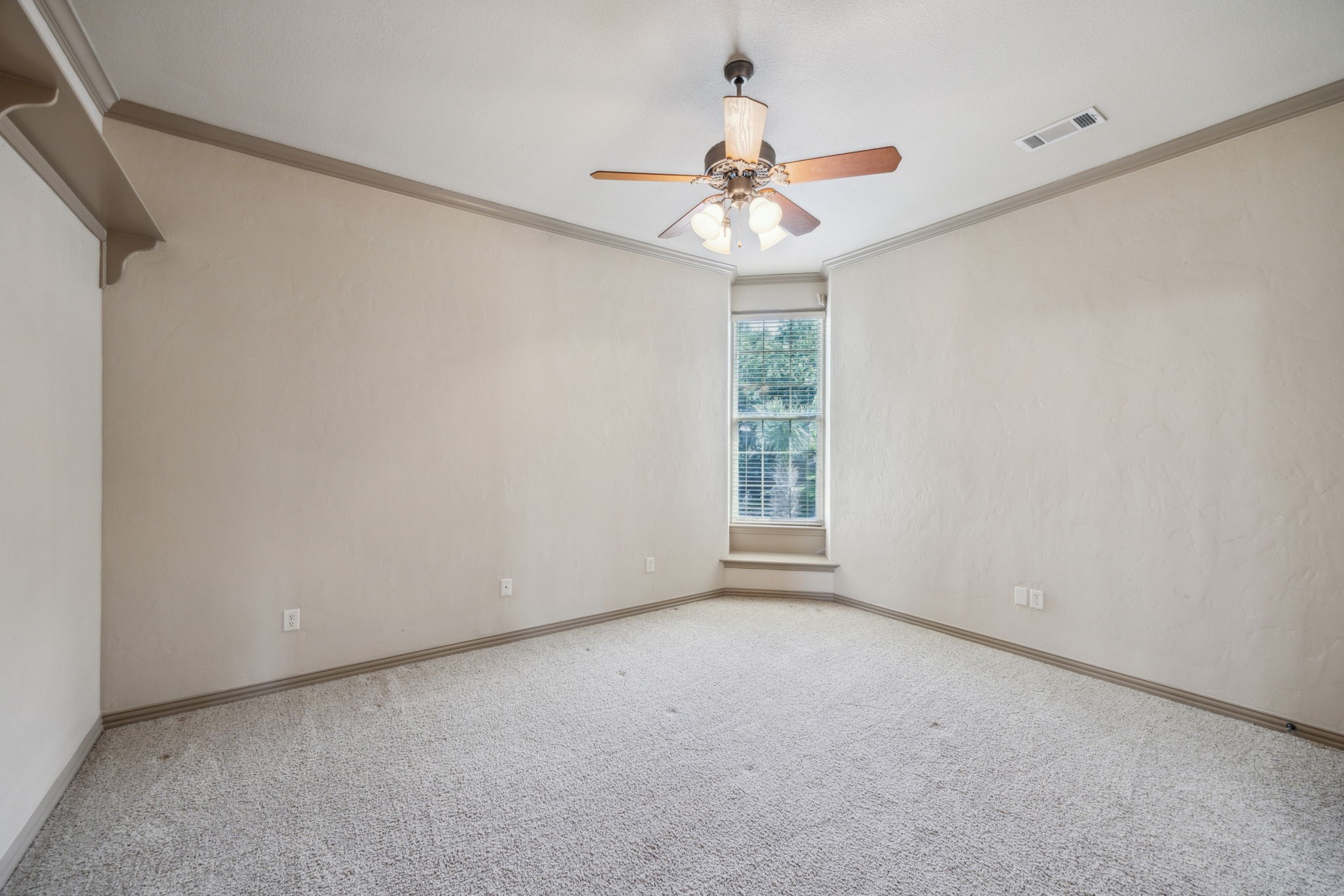 585 N Peytonville Avenue