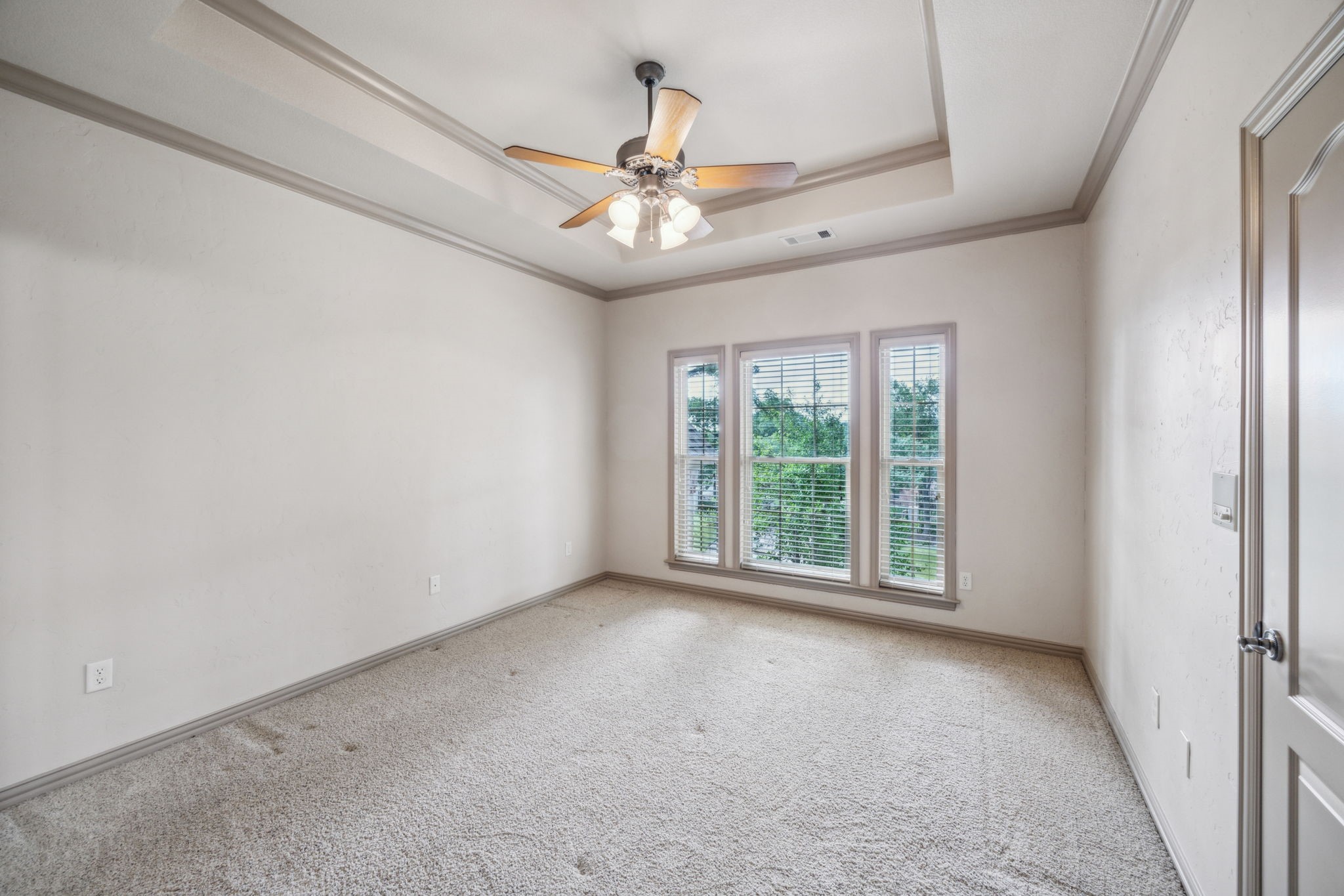 585 N Peytonville Avenue