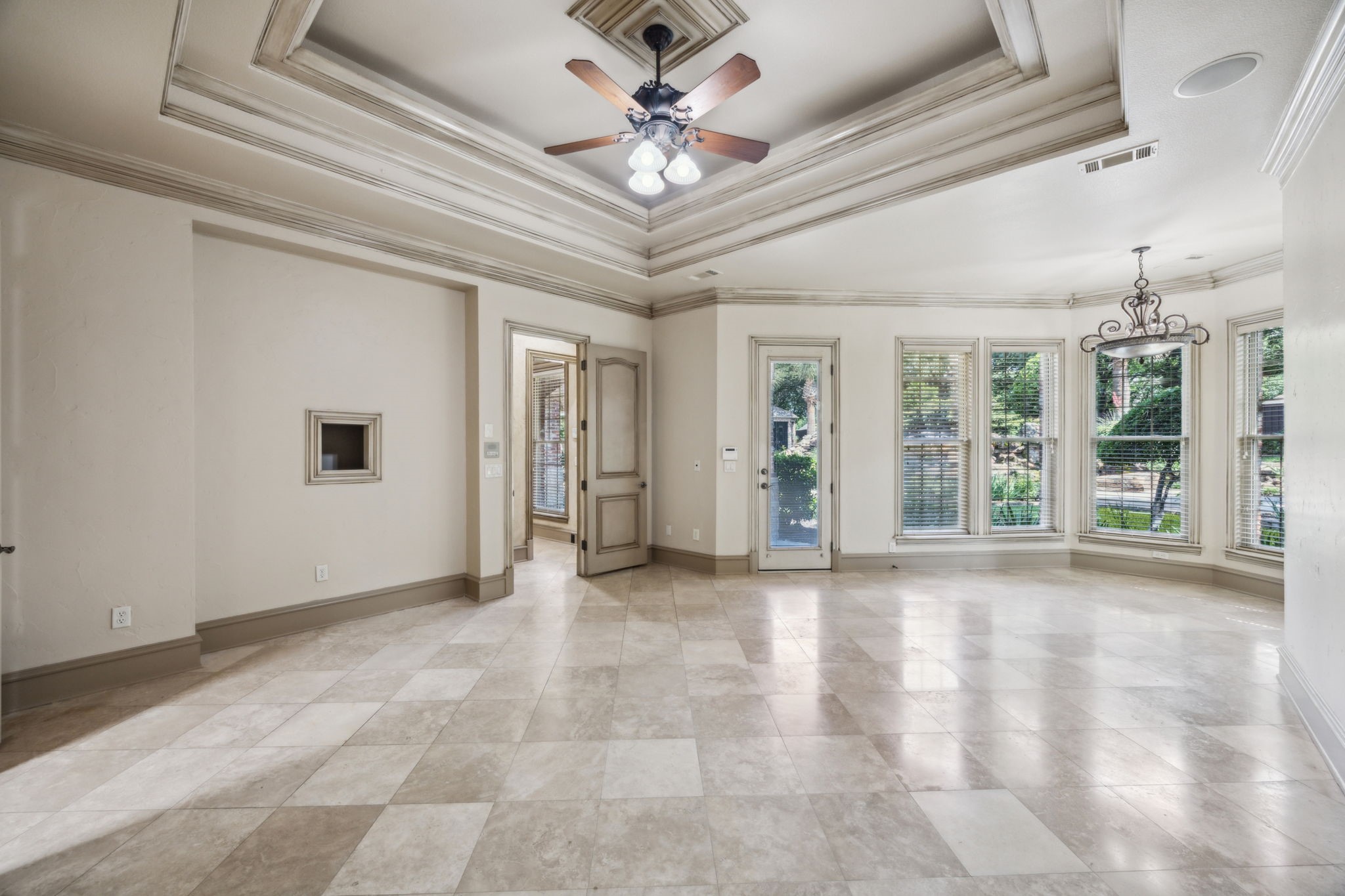 585 N Peytonville Avenue