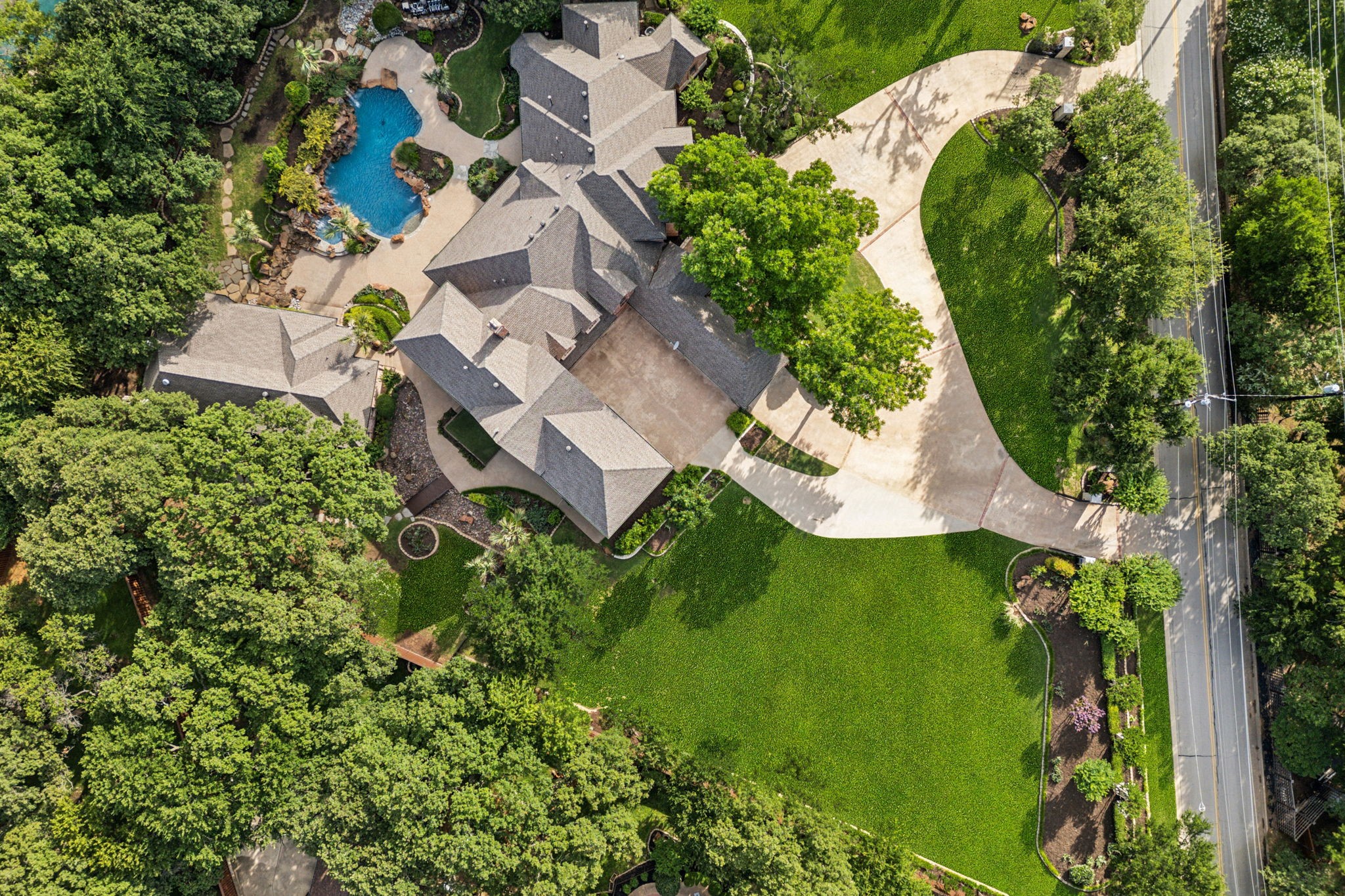 585 N Peytonville Avenue