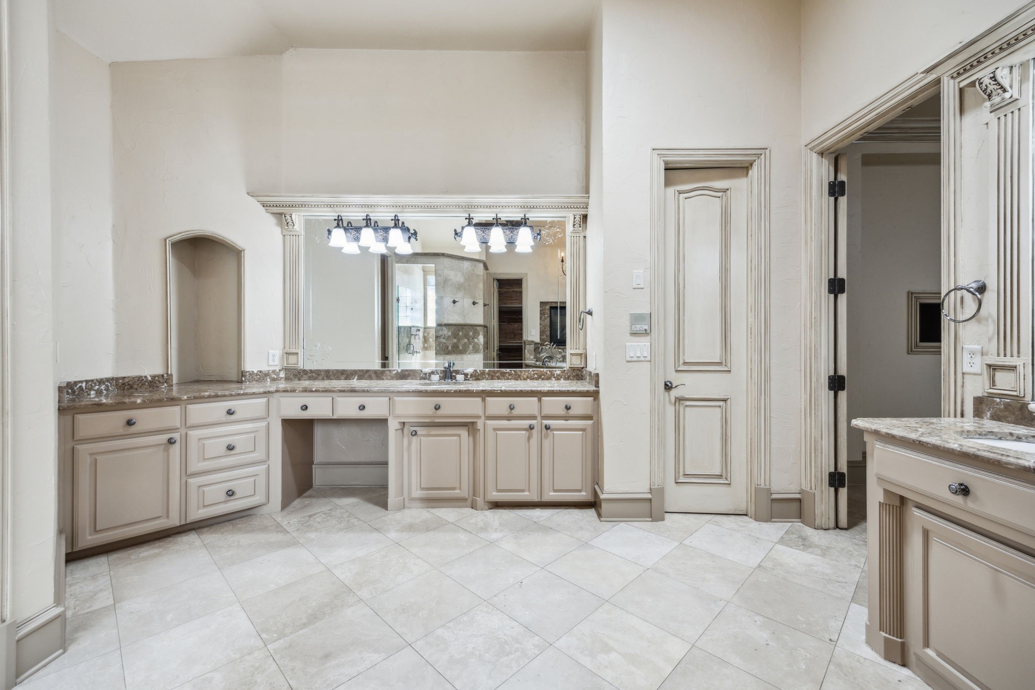 585 N Peytonville Avenue