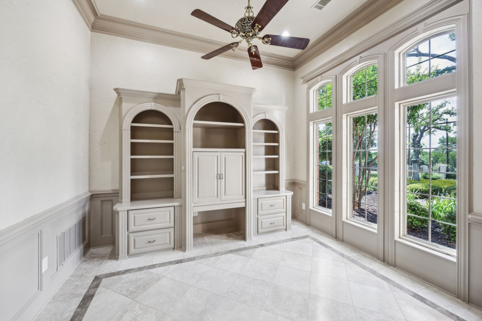 585 N Peytonville Avenue