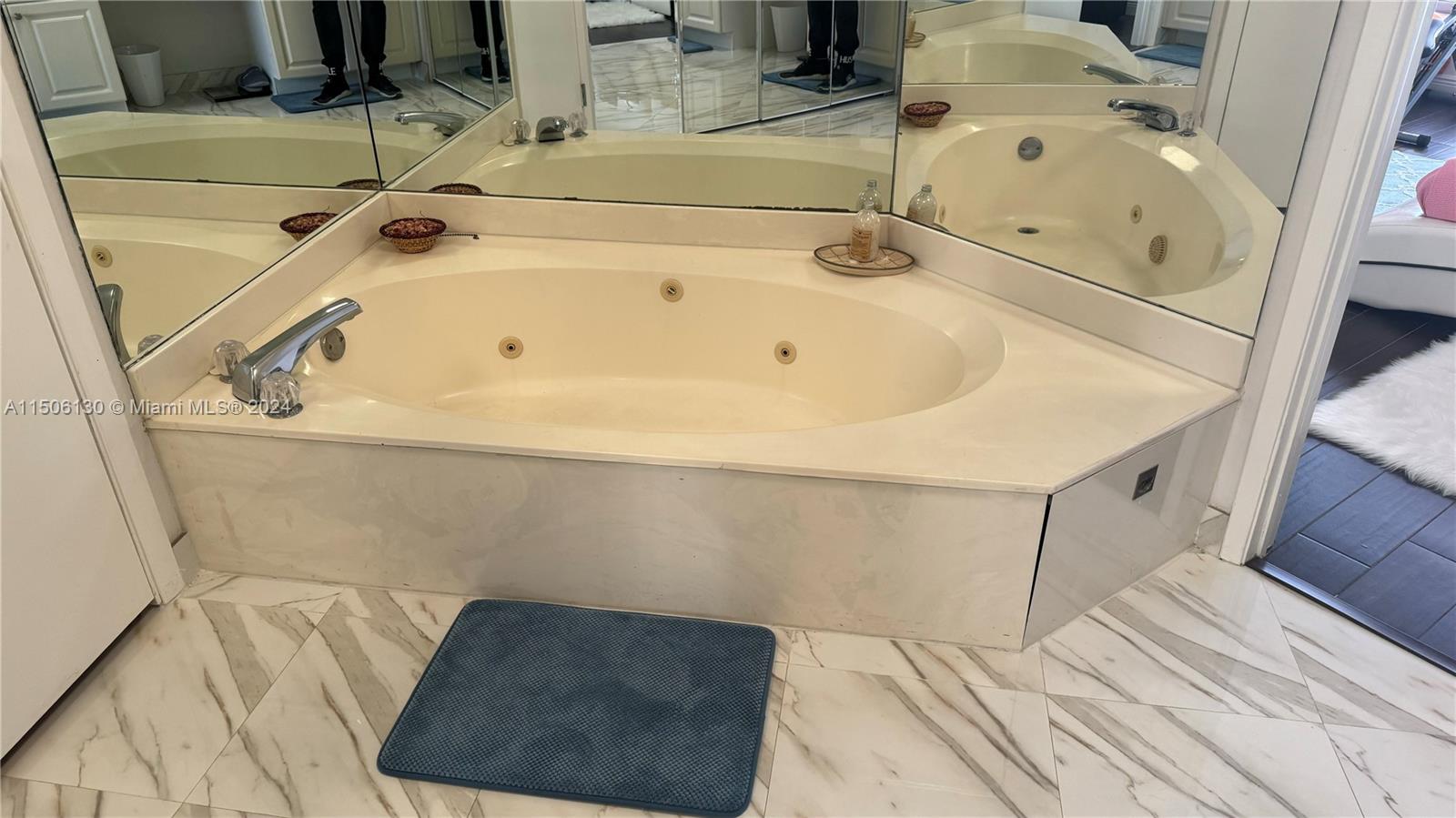 3600 Mystic Pointe Dr Unit: PH1