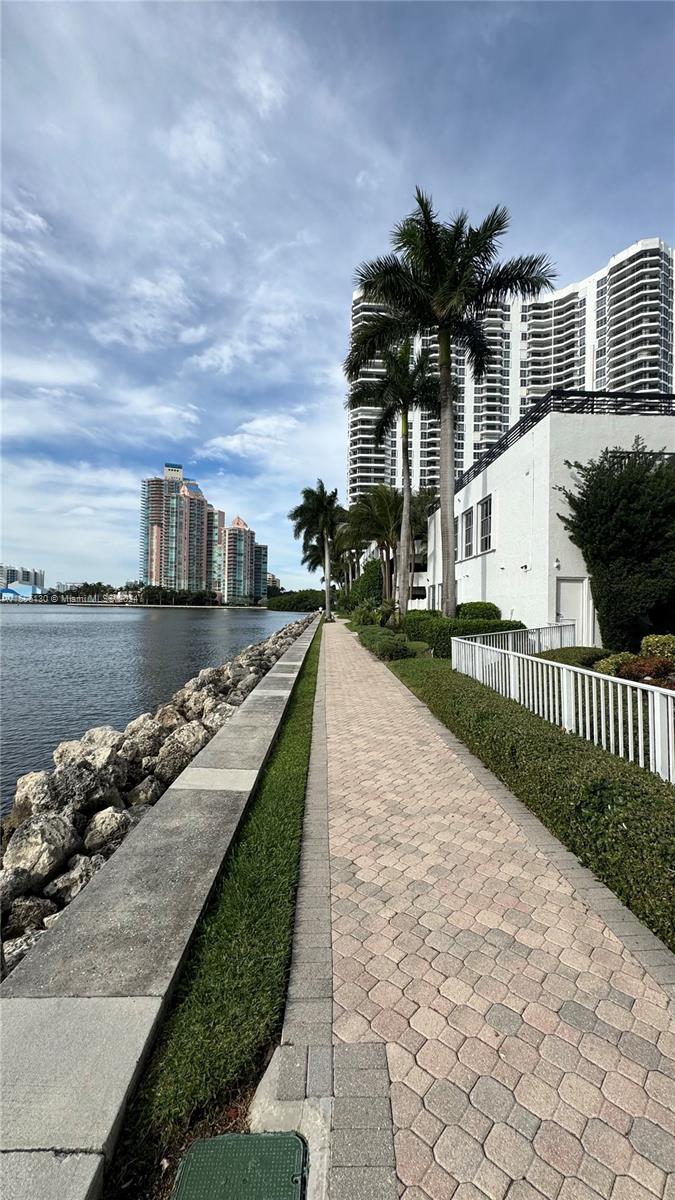 3600 Mystic Pointe Dr Unit: PH1