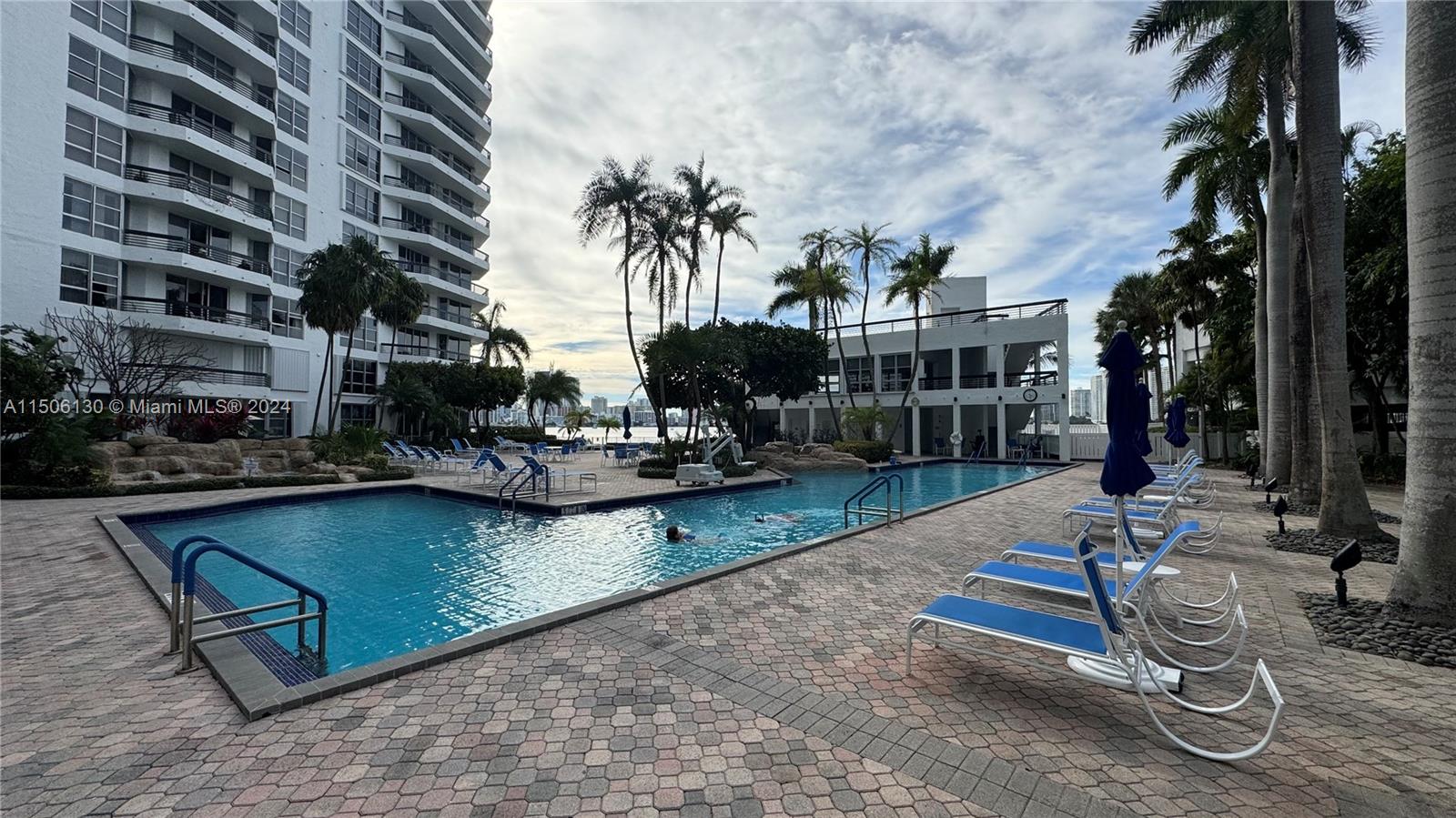 3600 Mystic Pointe Dr Unit: PH1
