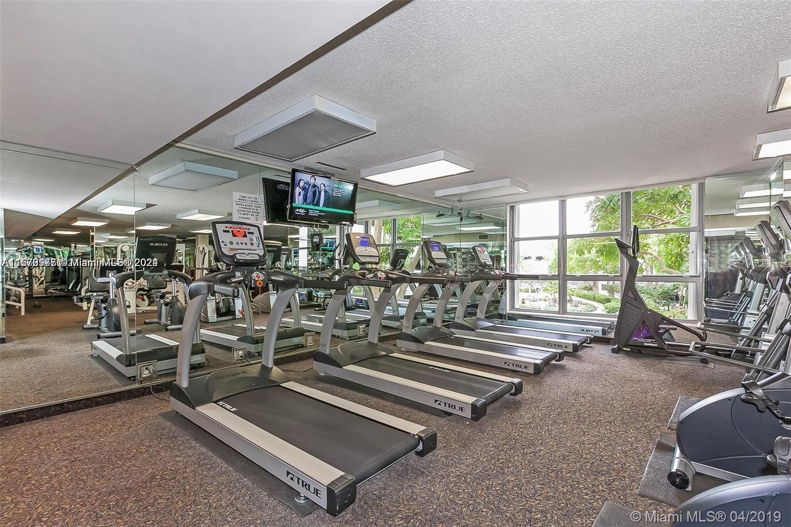 3500 Mystic Pointe Dr # 304