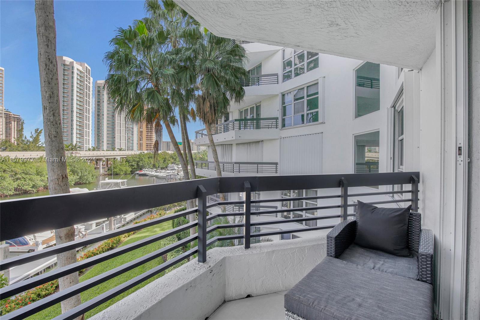 3500 Mystic Pointe Dr # 304