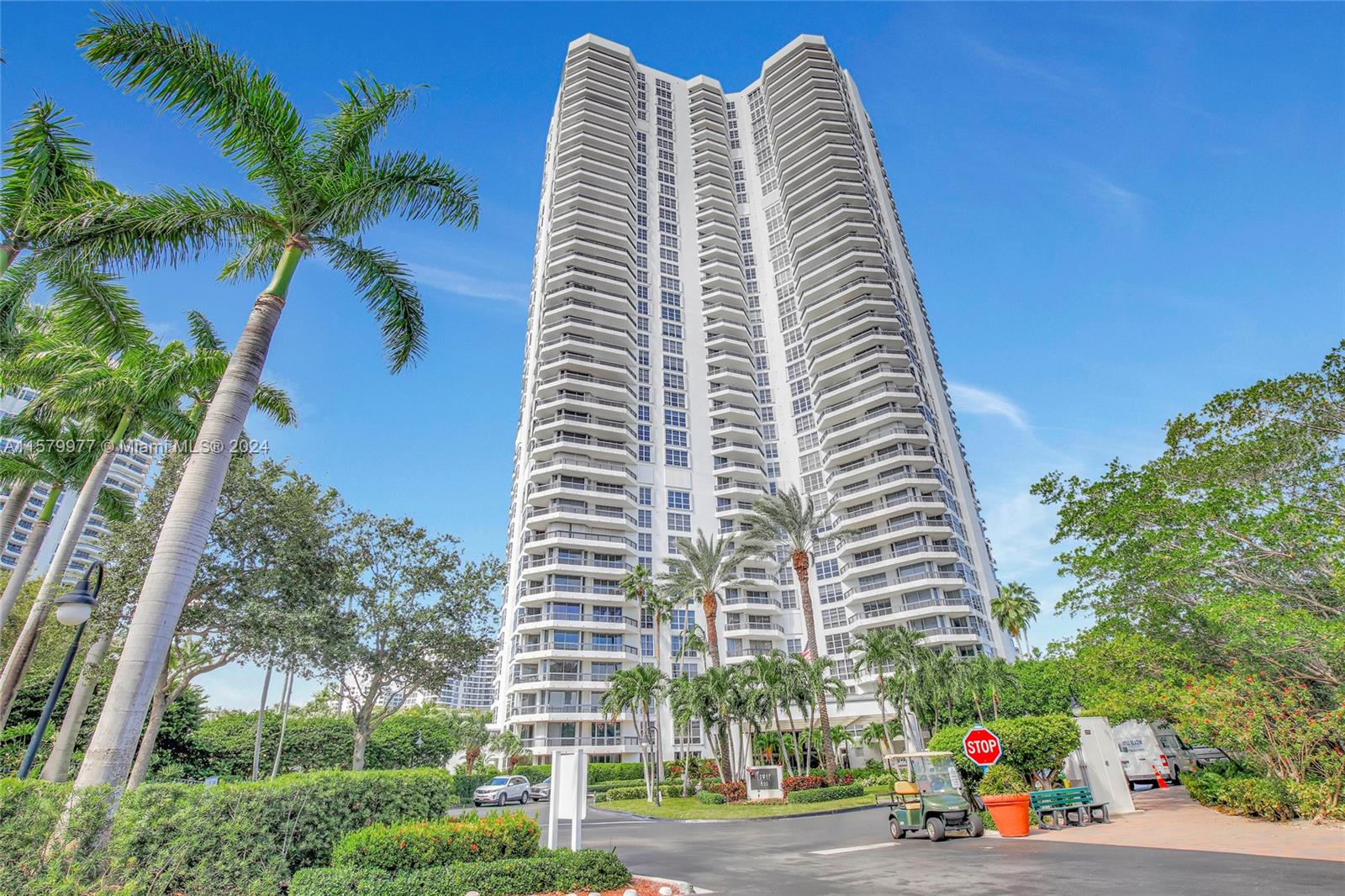 3500 Mystic Pointe Dr # 304