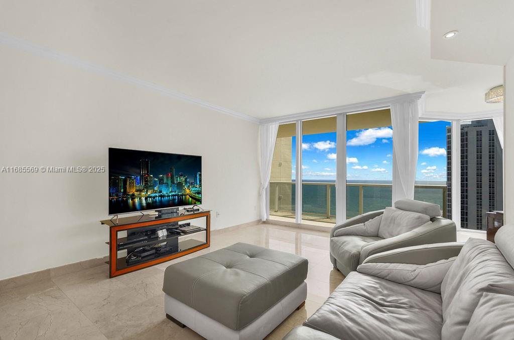 19333 Collins Ave # 2009