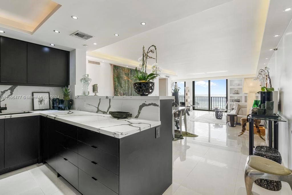 2625 Collins Ave # 707