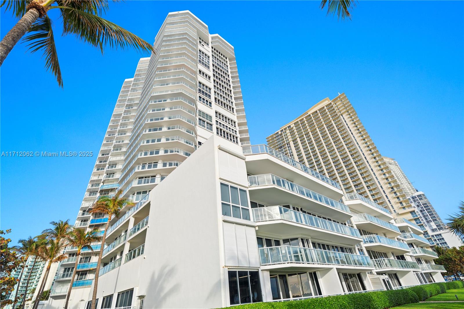 16485 Collins Ave # 532
