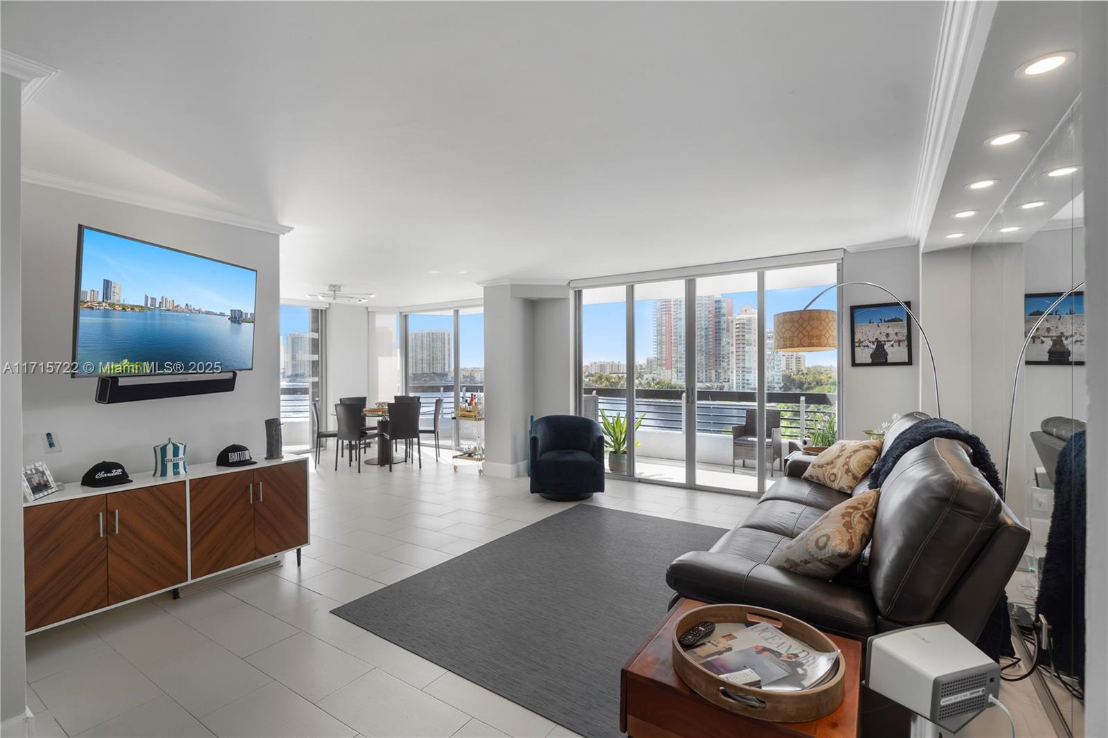 3600 Mystic Pointe Dr # 901