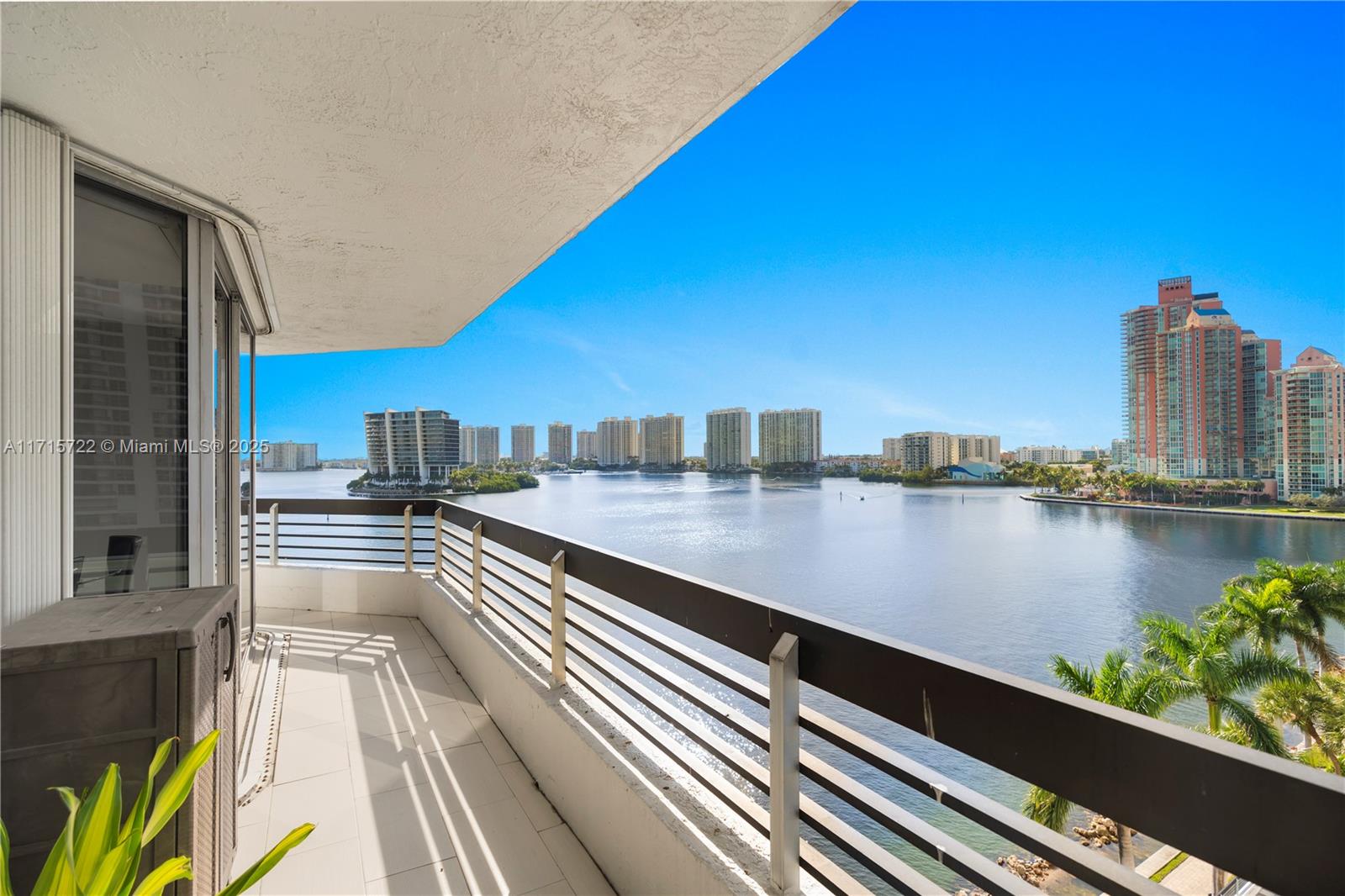 3600 Mystic Pointe Dr # 901