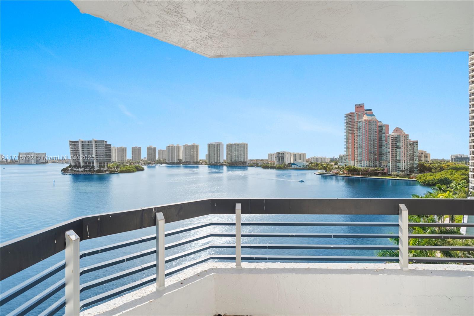 3600 Mystic Pointe Dr # 901