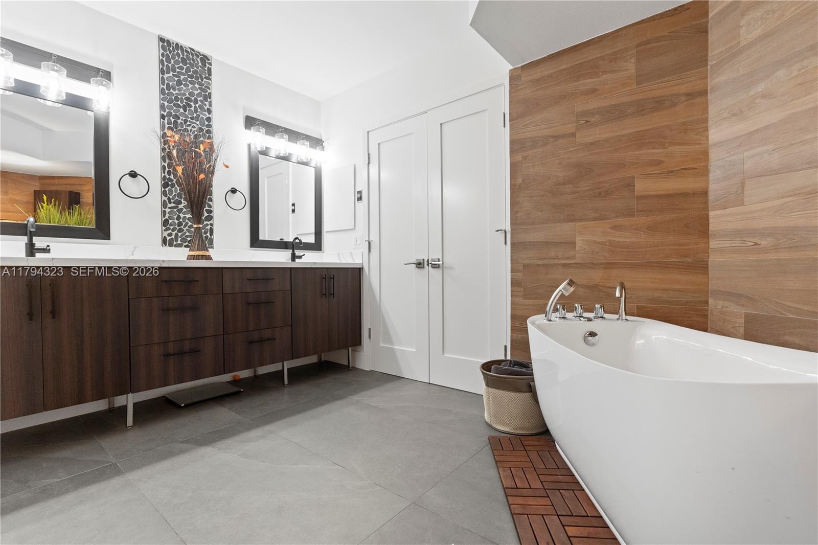 3600 Mystic Pointe Dr # 306