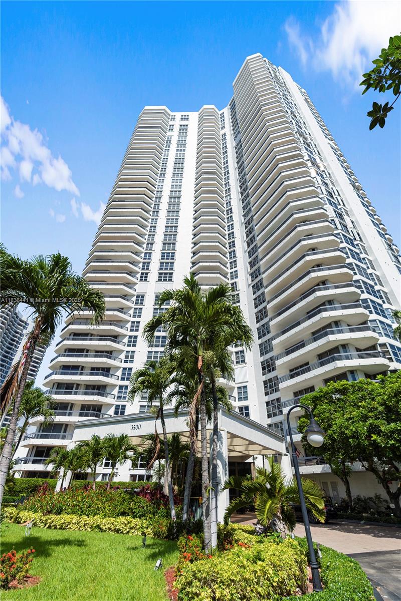 3500 Mystic Pointe Dr # 306