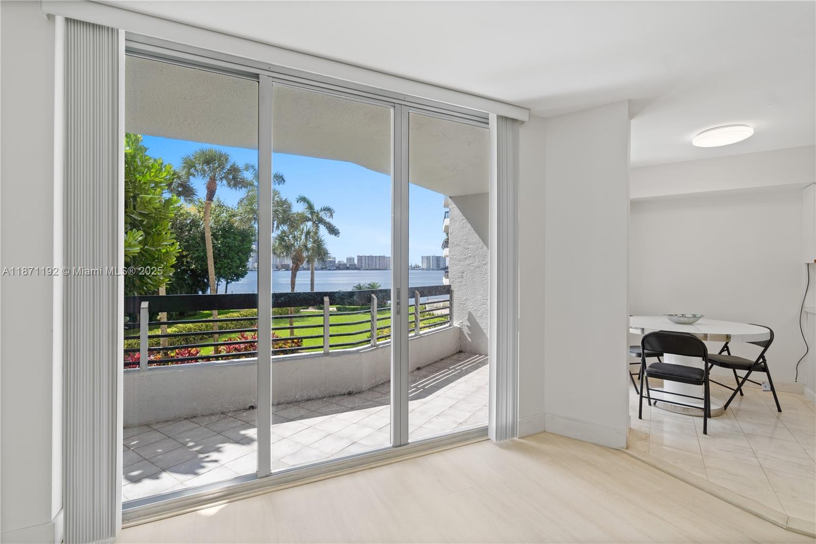 3600 Mystic Pointe Dr # 215