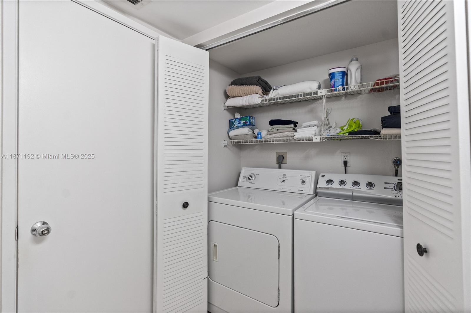 3600 Mystic Pointe Dr # 215