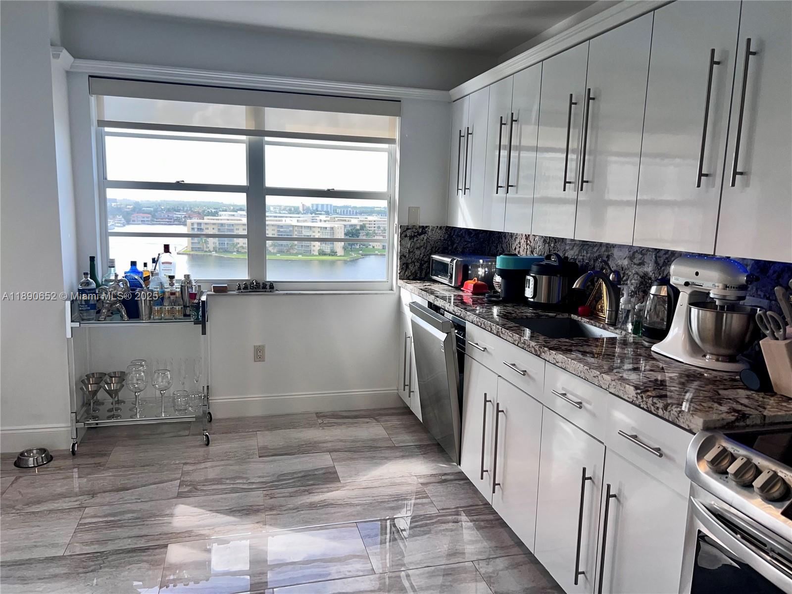 2851 NE 183rd St # 1017E