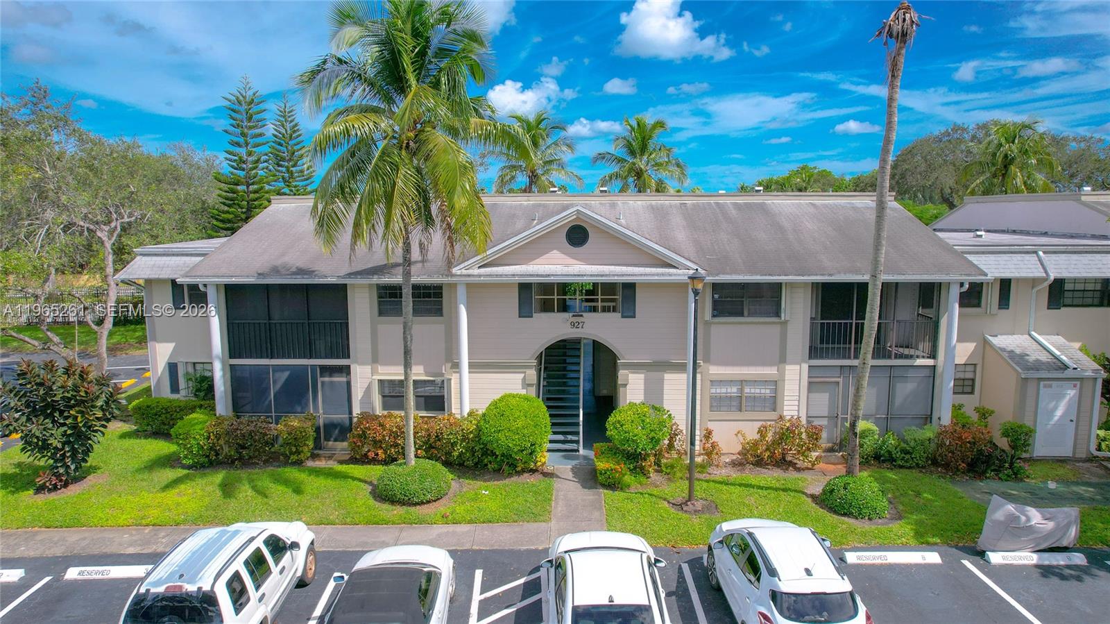 927 NE 199th St # 104