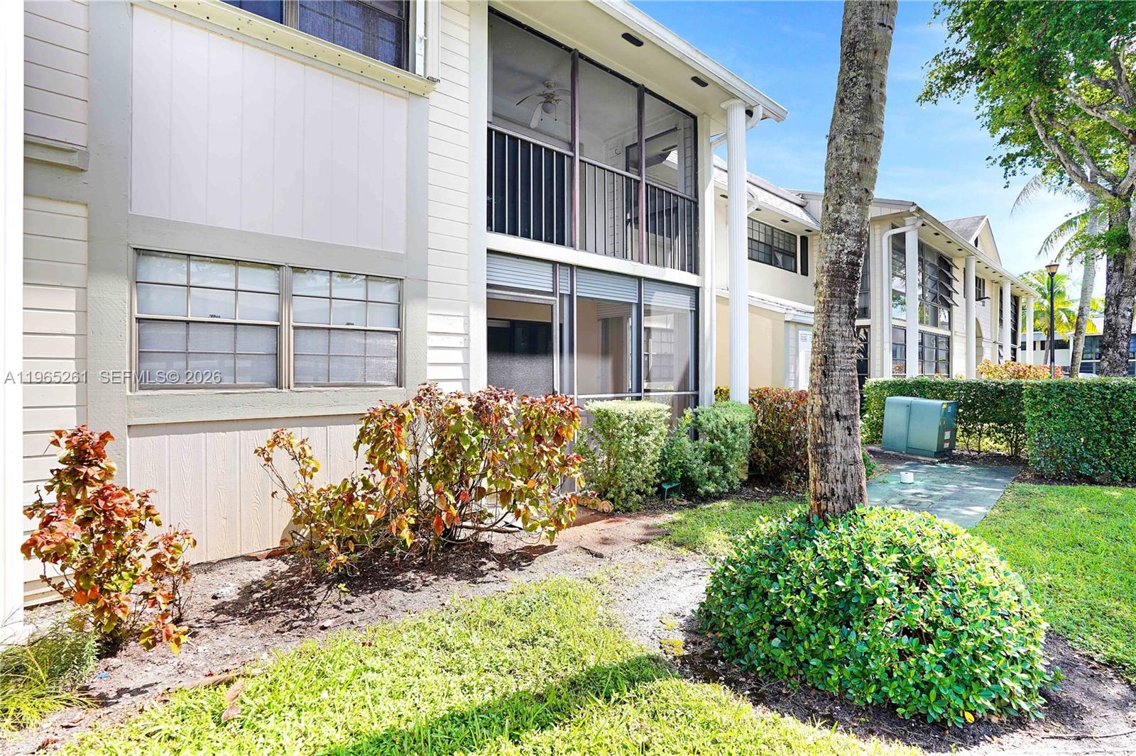 927 NE 199th St # 104