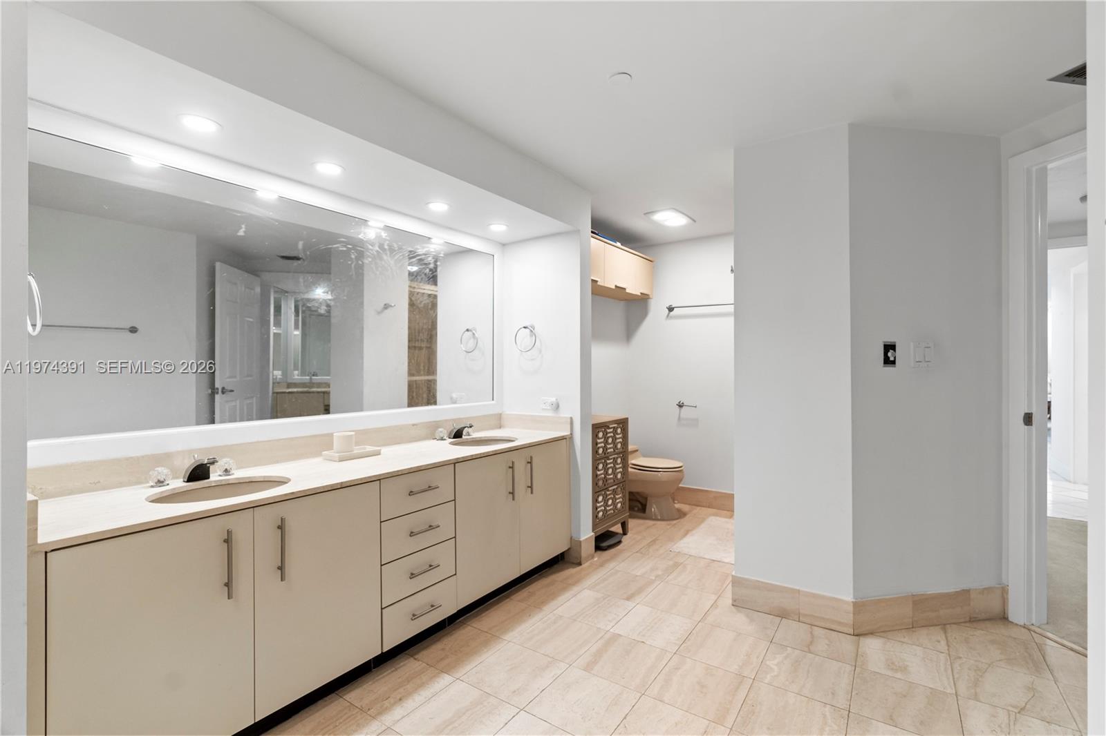 20191 E Country Club Dr # 407