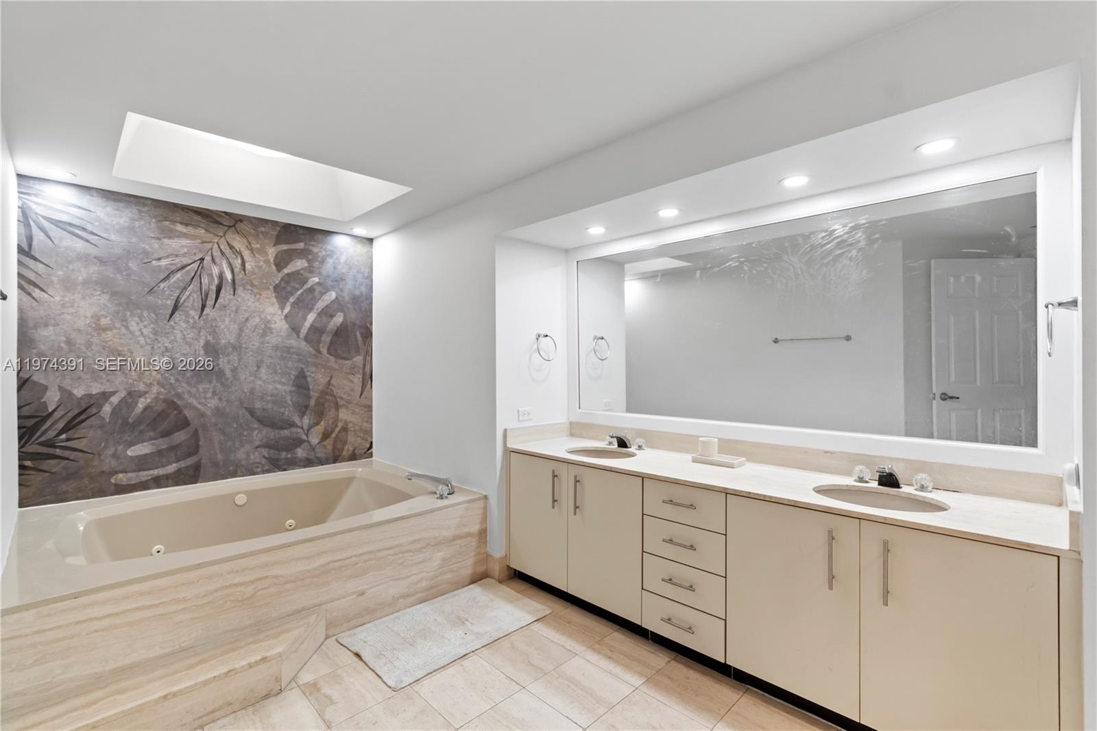 20191 E Country Club Dr # 407