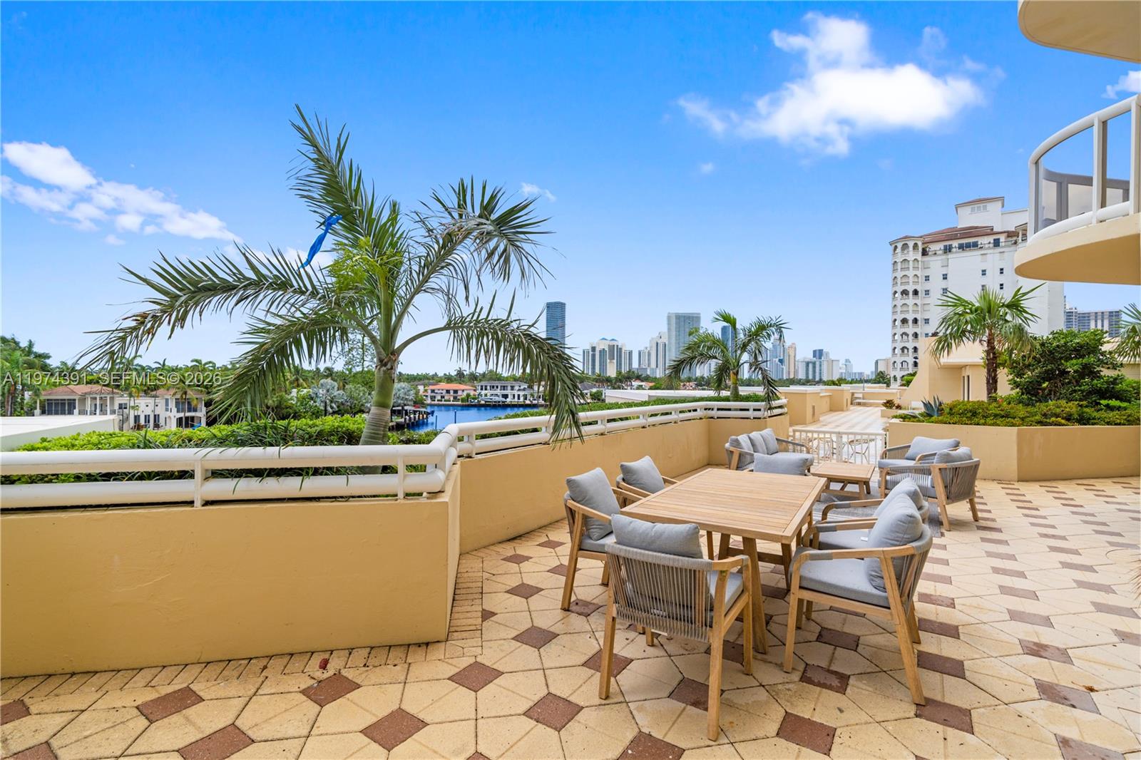 20191 E Country Club Dr # 407