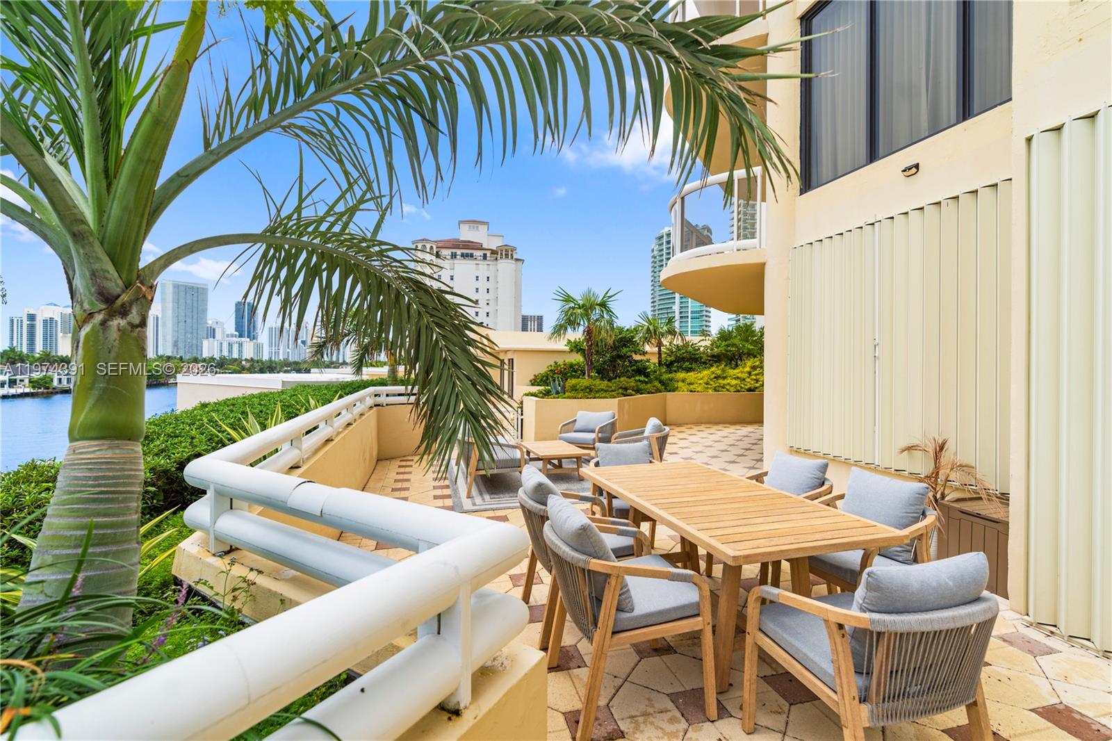 20191 E Country Club Dr # 407