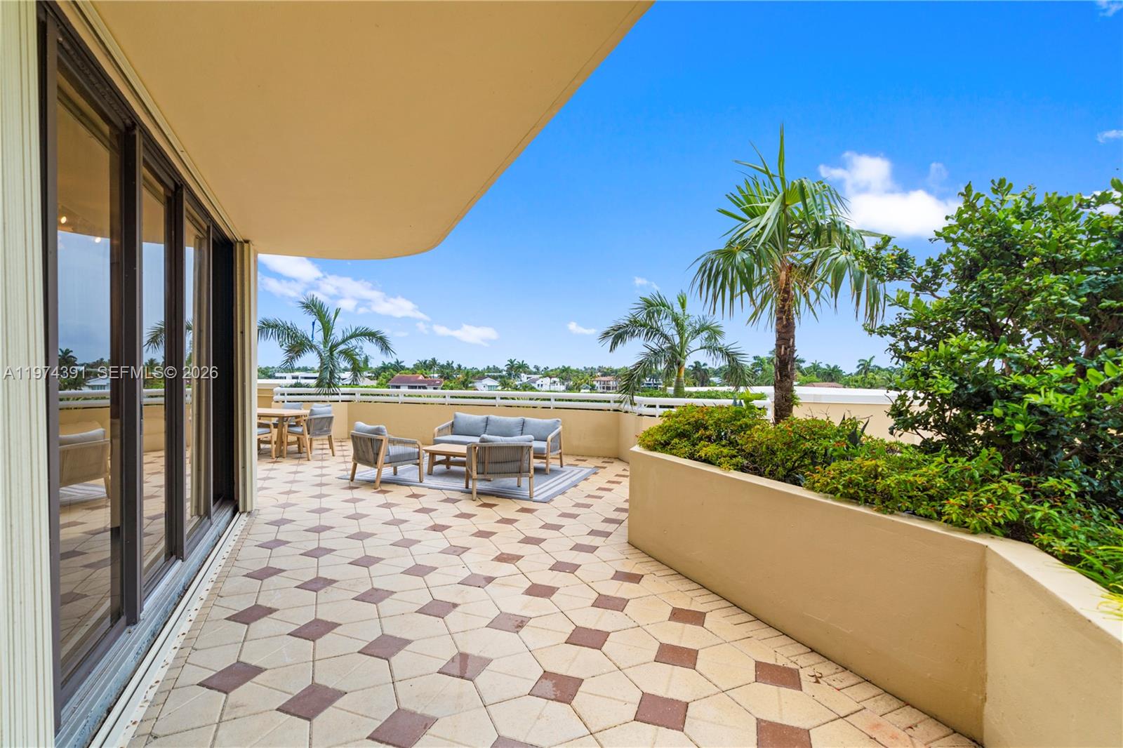 20191 E Country Club Dr # 407