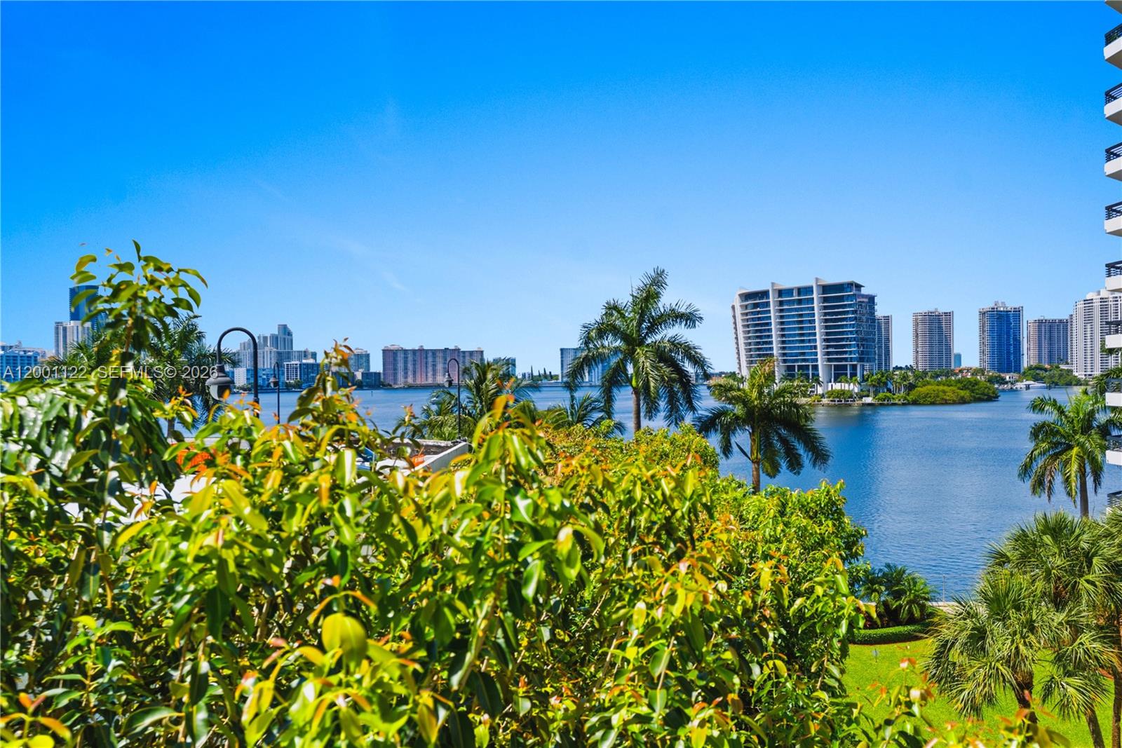 3600 Mystic Pointe Dr # 513