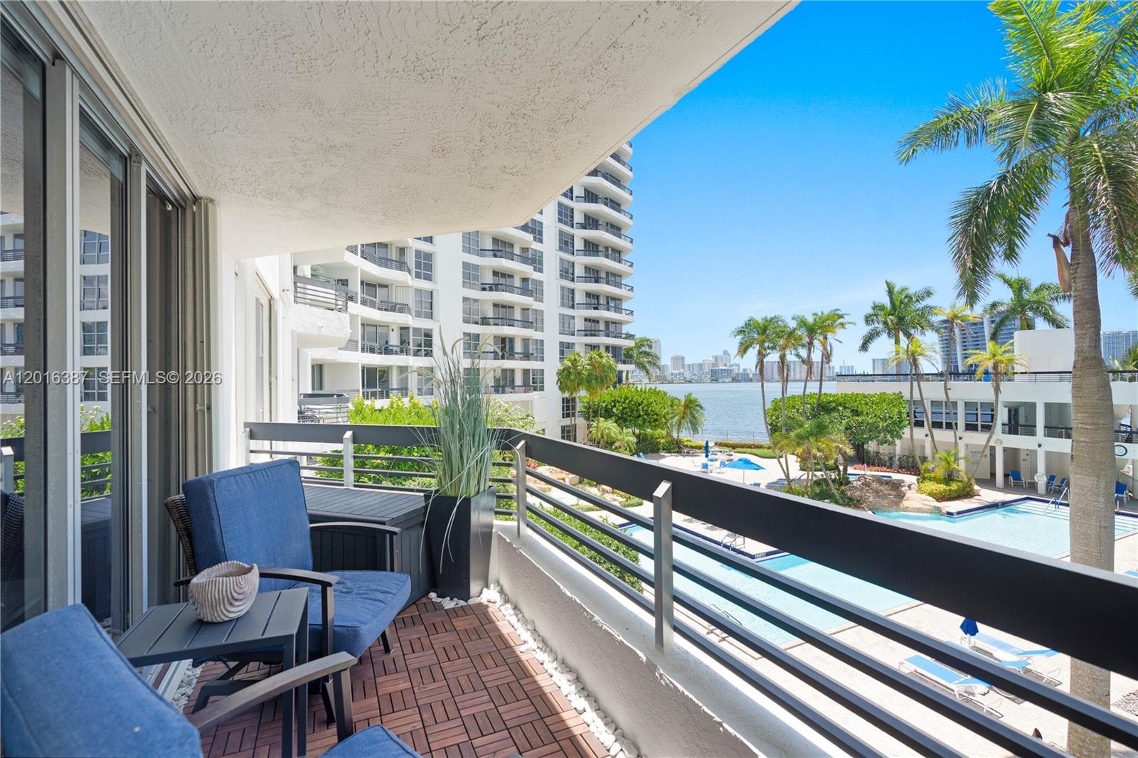 3600 Mystic Pointe Dr # 306