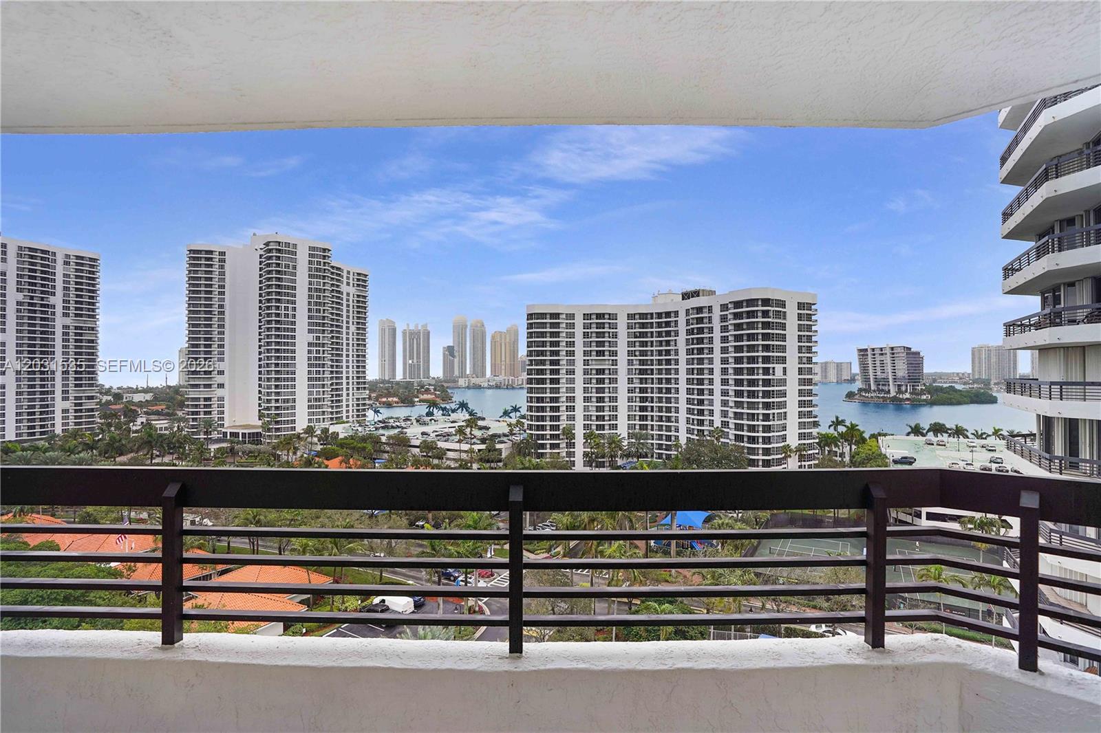 3500 Mystic Pointe Dr # 1206