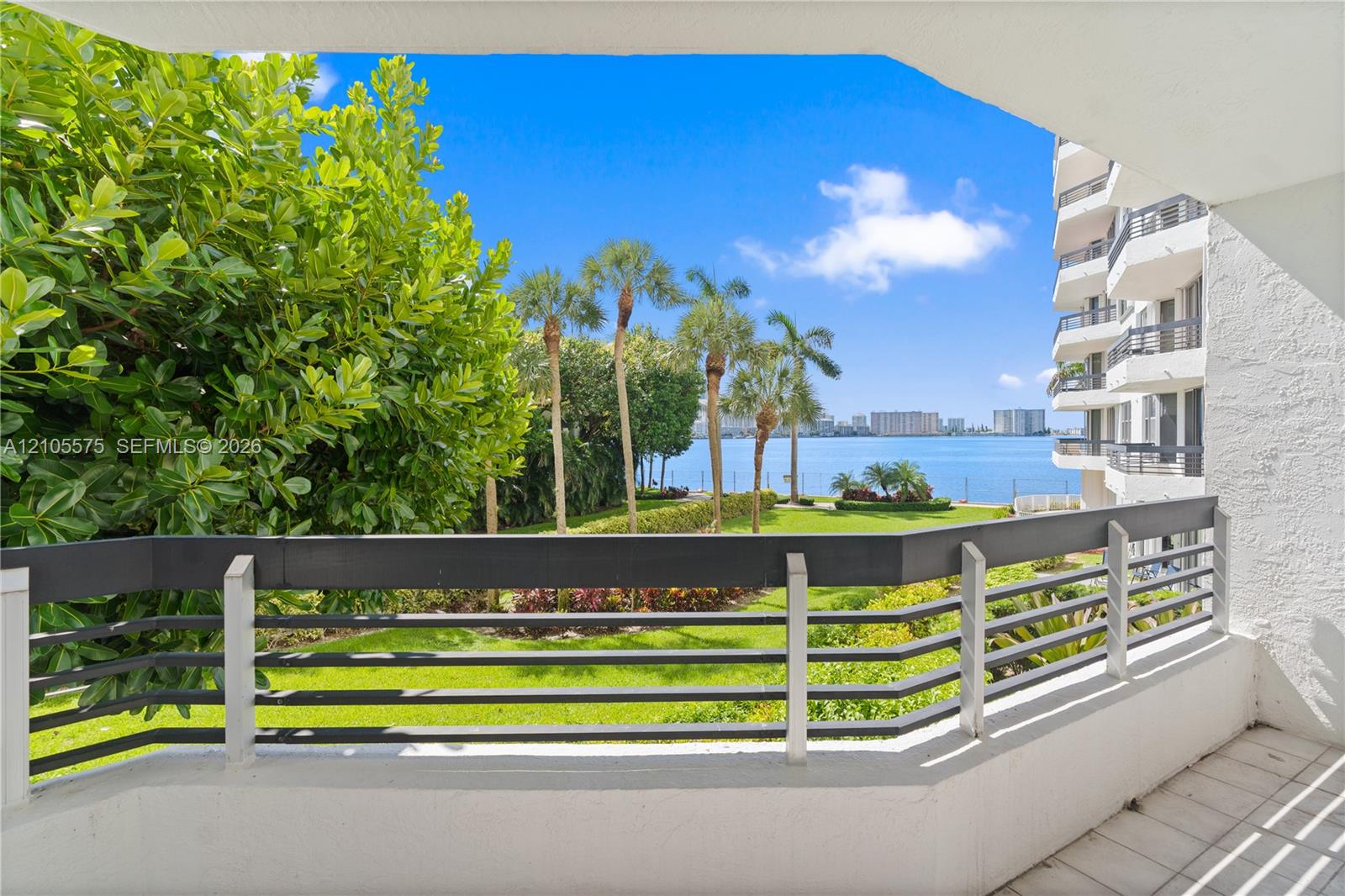 3600 Mystic Pointe Dr # 215