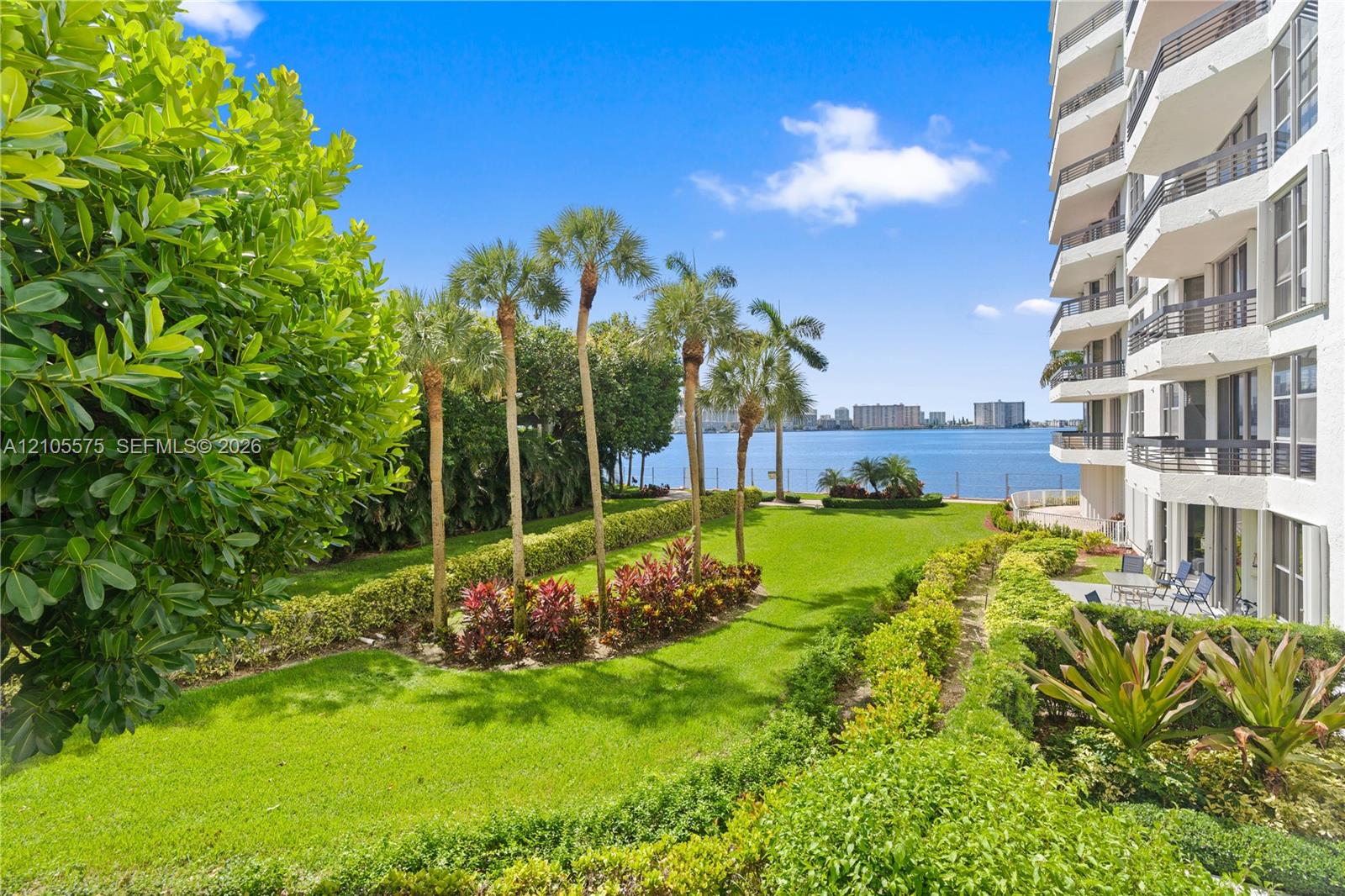3600 Mystic Pointe Dr # 215