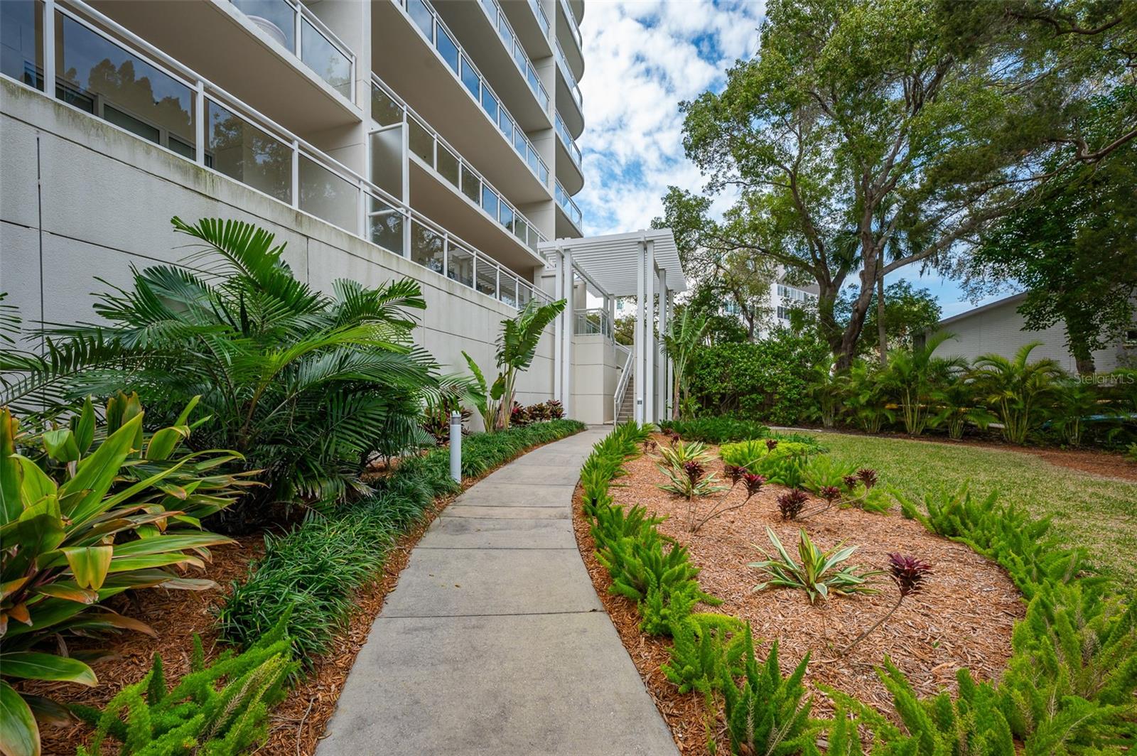 1660 SUMMERHOUSE LN #102